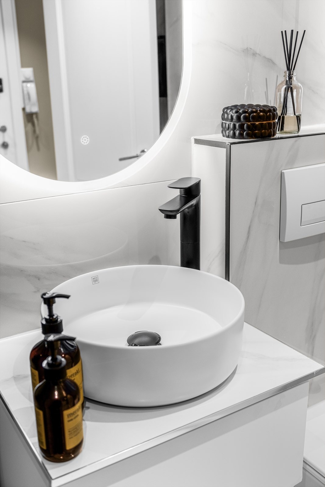 Kombinasjonen av funksjonelle løsninger og gjennomført design gir et baderom som både er praktisk og elegant. Galleribilde