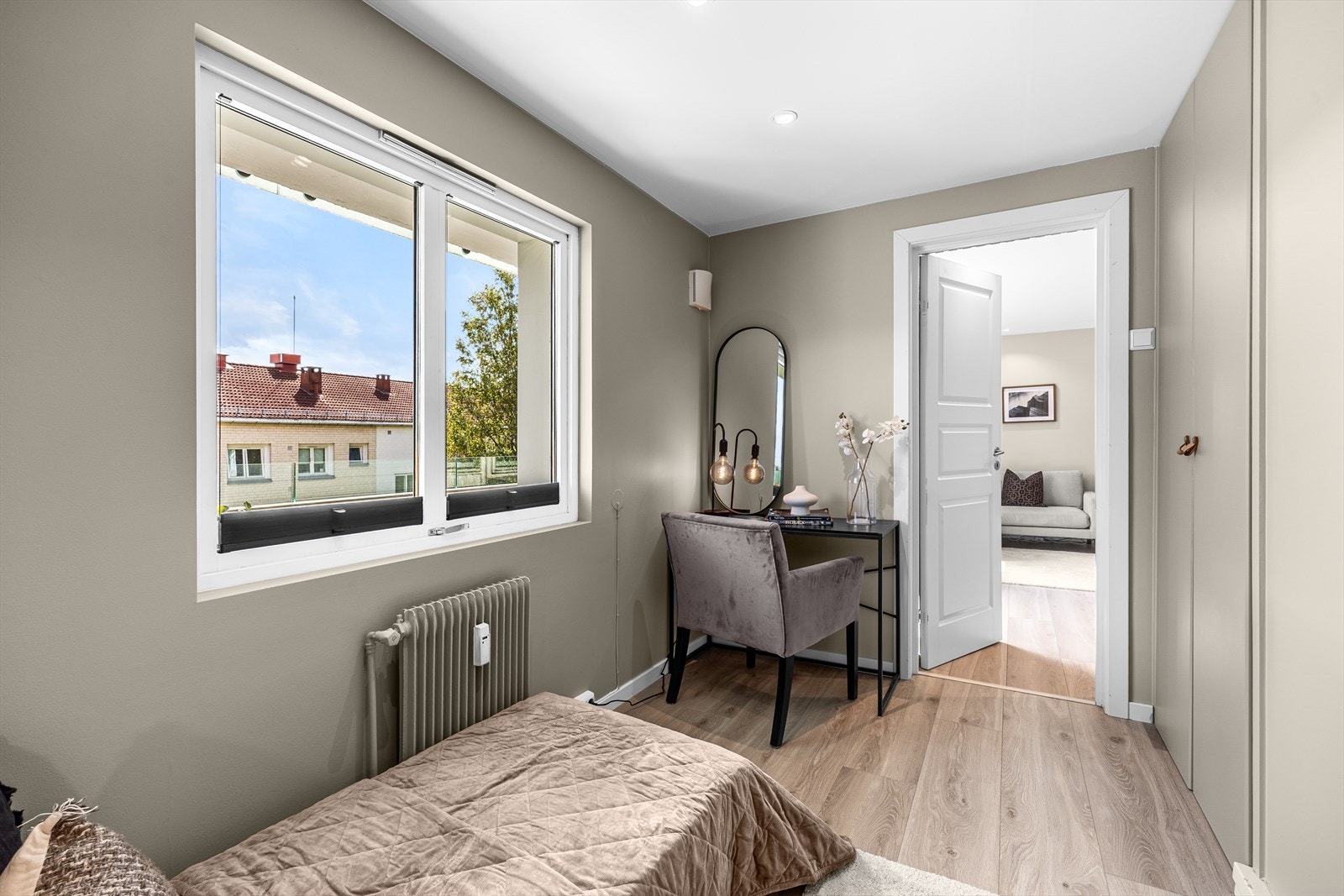 Rommet er utstyrt med integrert garderobe som gir gode oppbevaringsmuligheter uten å ta opp unødvendig gulvplass. Galleribilde