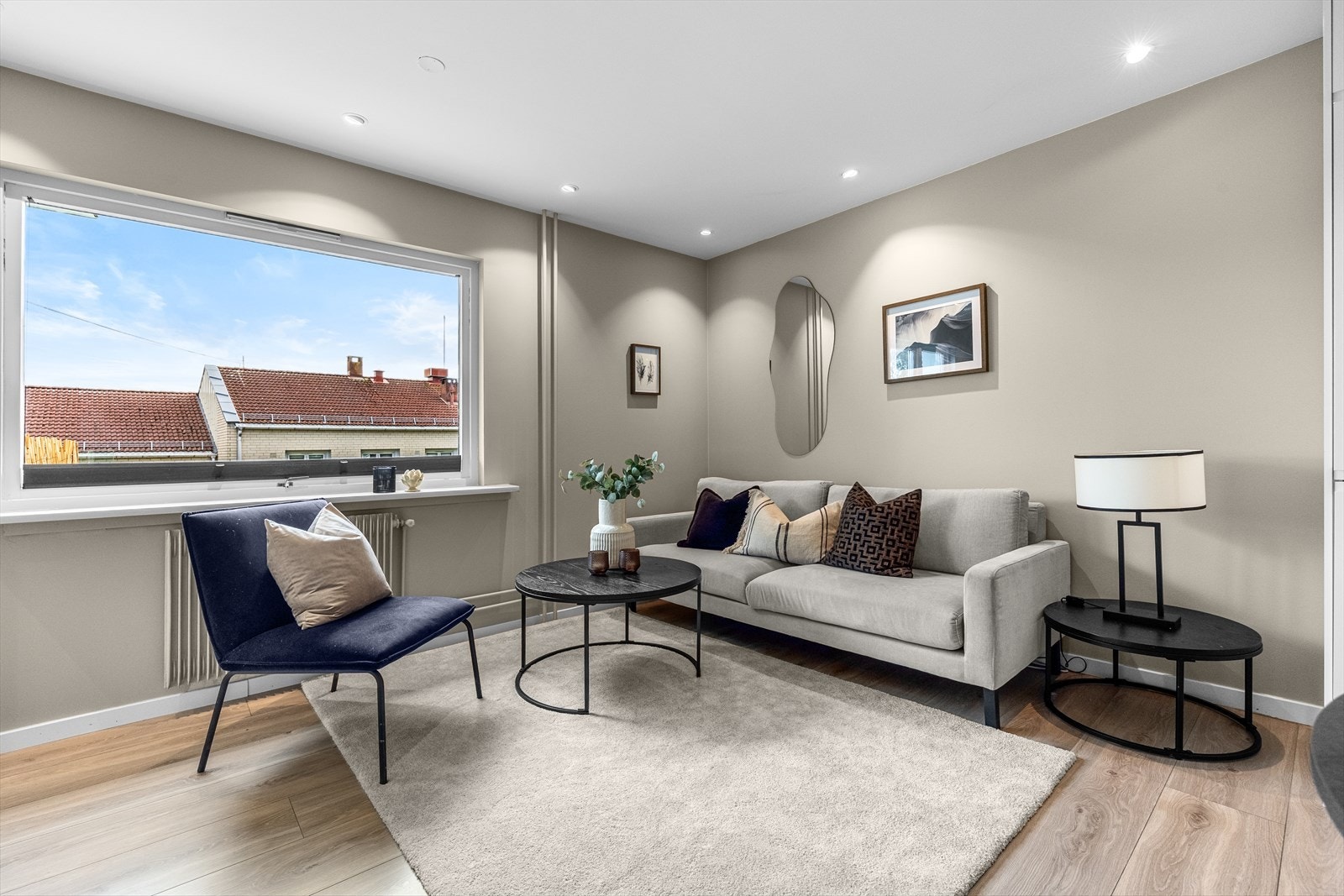 Stuen har god plass til både stor sofagruppe, TV-møblement og øvrig innredning, samtidig som romfølelsen bevares takket være den åpne planløsningen og de store vinduene som slipper inn rikelig med lys. Galleribilde