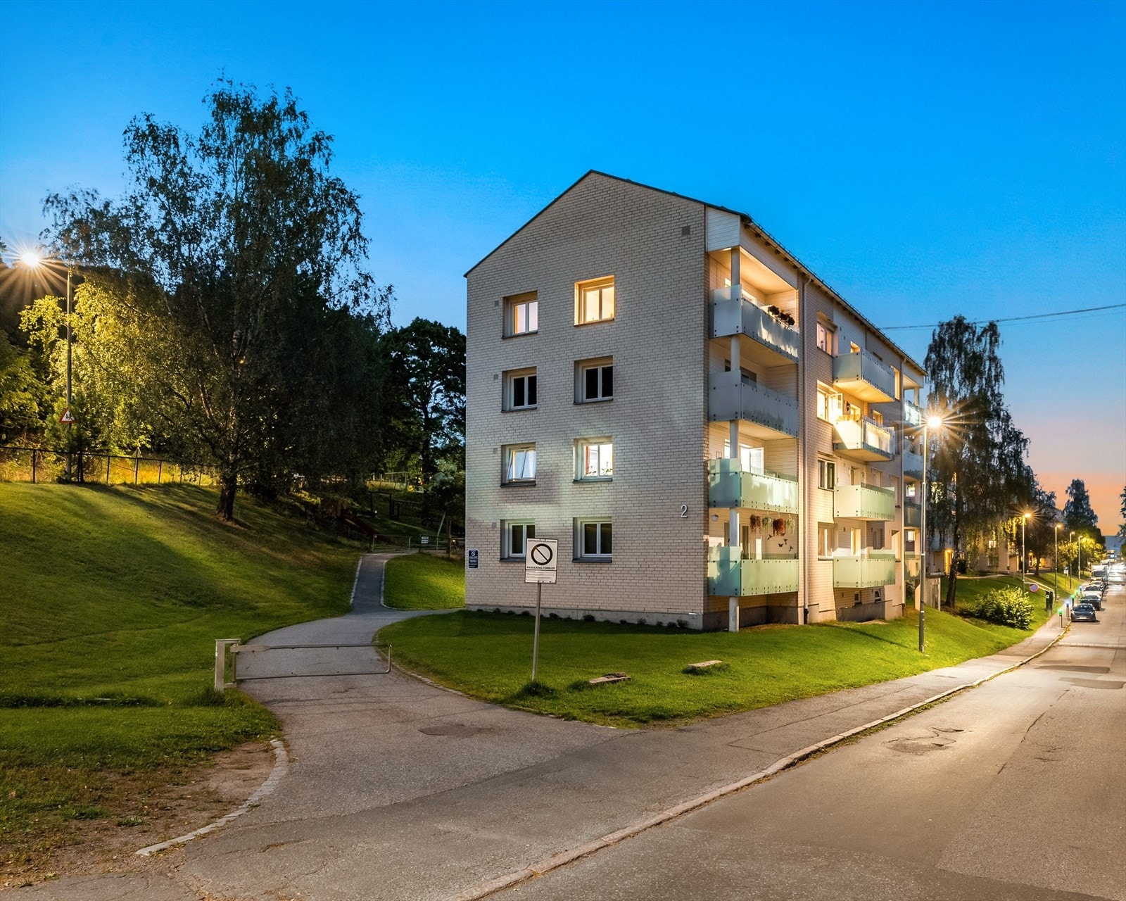 Det medfølger både loftsbod og kjellerbod med et samlet areal på ca. 9 m², som gir rikelig med plass til sesongutstyr, sportsutstyr og annet du ønsker å oppbevare utenfor leiligheten. Galleribilde