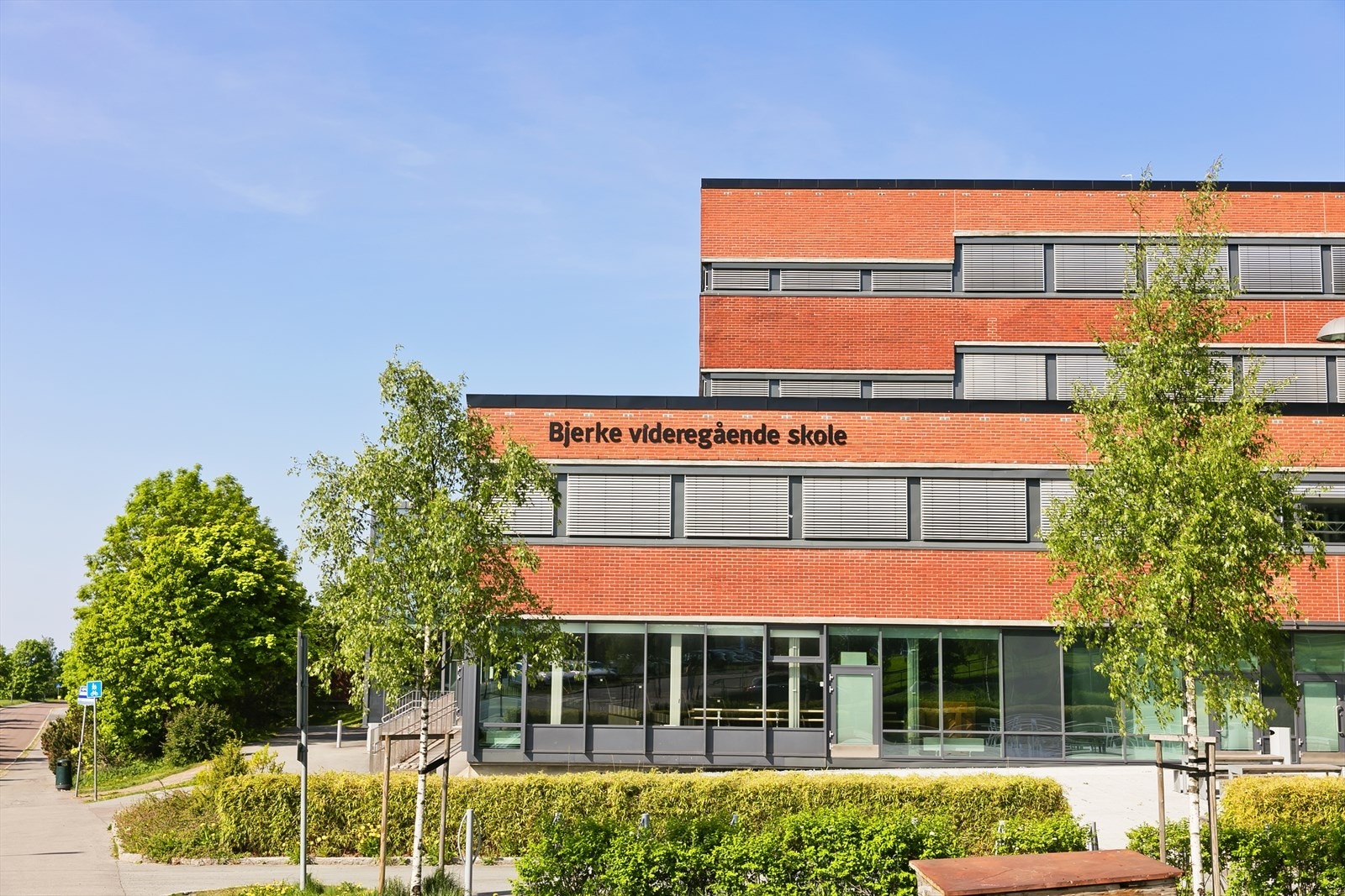 For familier er det flere skoler i nærheten, inkludert Tonsenhagen skole, Linderud skole, Veitvet skole samt Bjerke videregående skole. Galleribilde