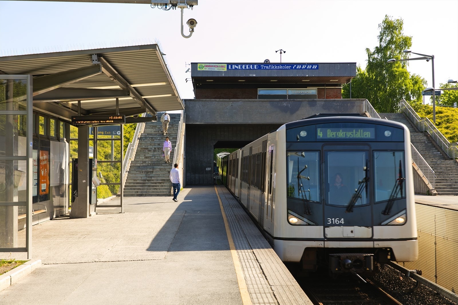 Offentlig transport er lett tilgjengelig med flere alternativer. Linderudsletta ligger kun 4 minutters gange unna, og her finner du totalt 8 ulike linjer innen 0.3 km. Galleribilde