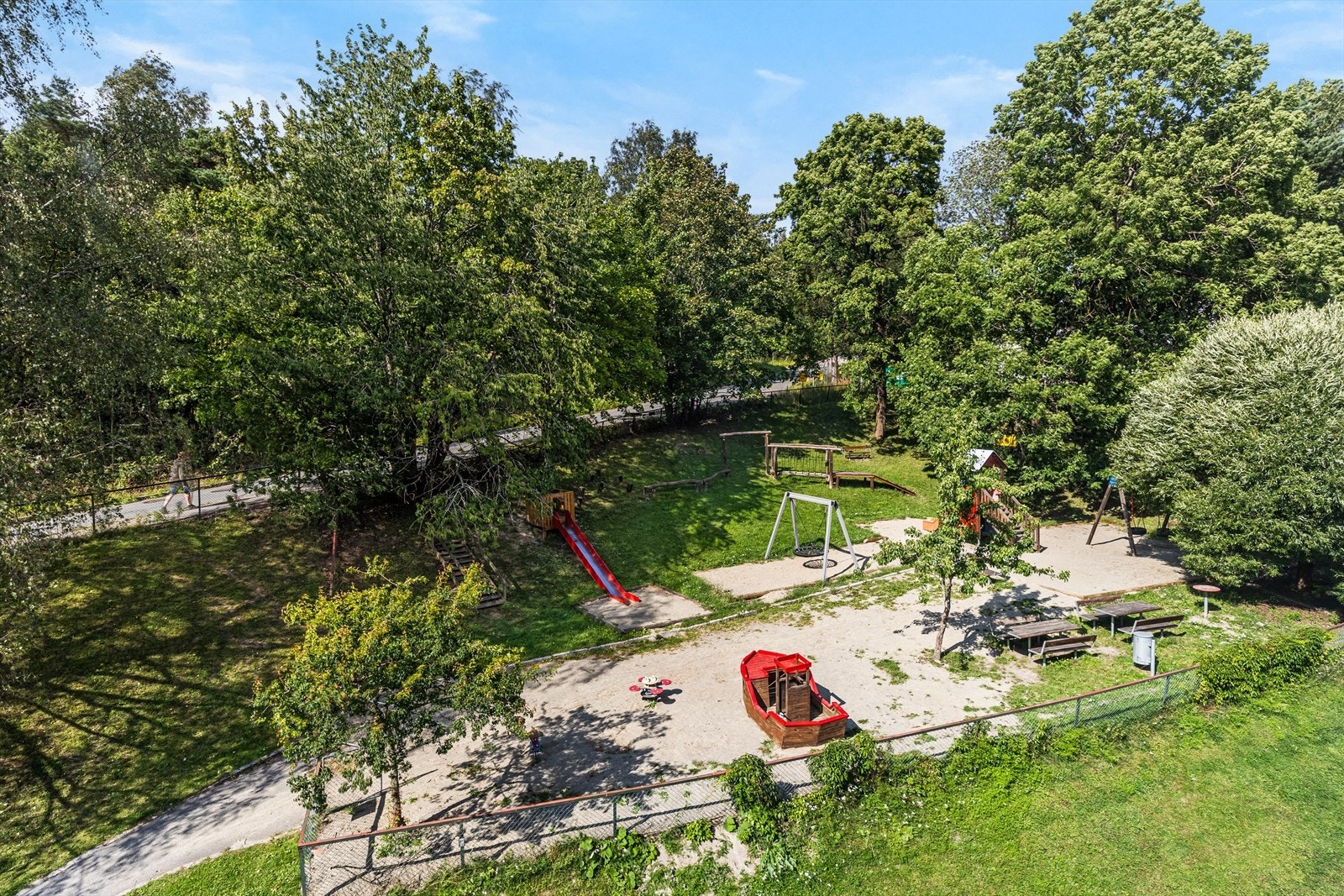 Sletteløkka 2 ligger i et attraktivt område som er spesielt anbefalt for familier med barn, etablerere og enslige. Nabolaget er kjent for sin opplevde trygghet og høflige naboskap, med en vurdering på 75 av 100 for trygghet. Galleribilde