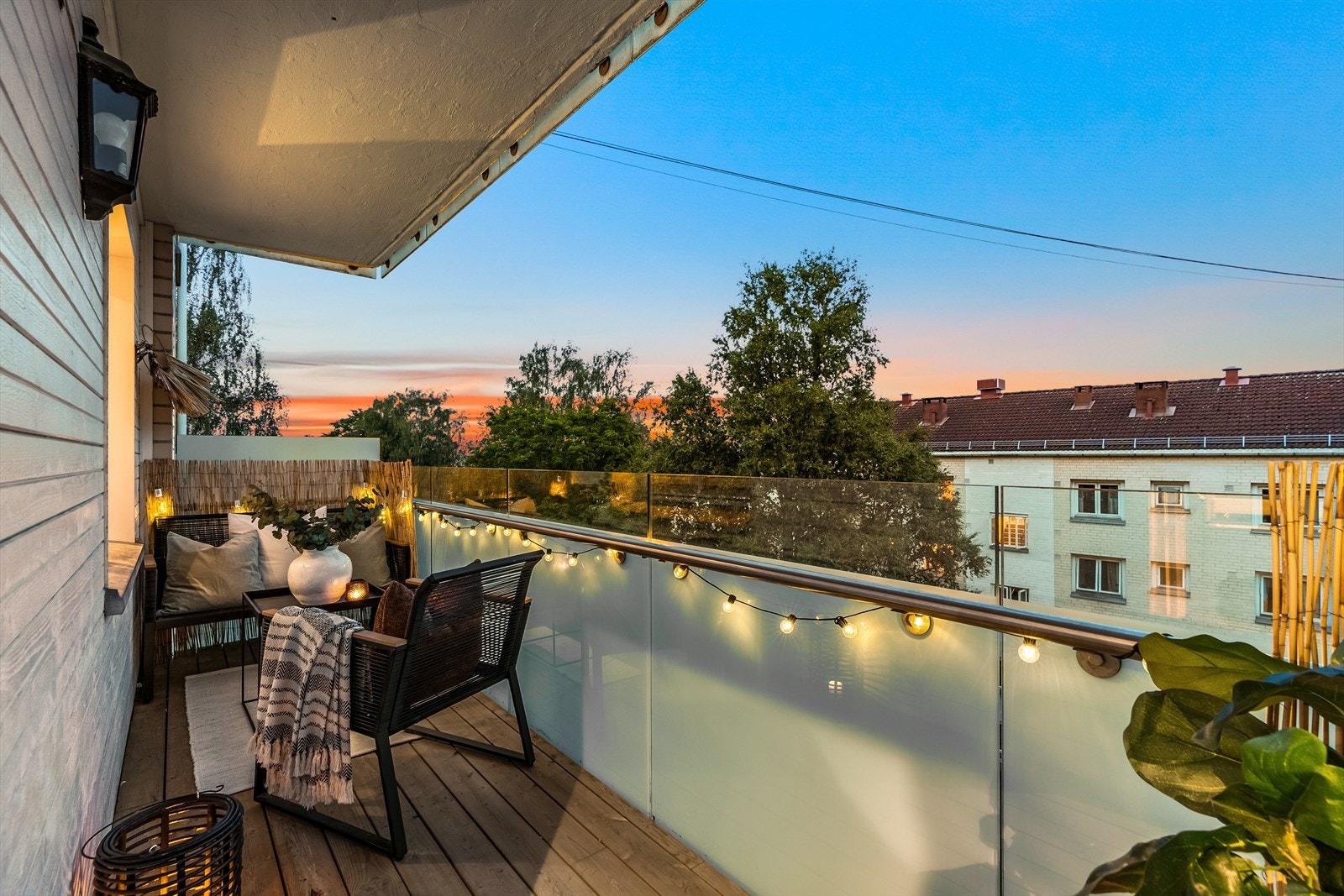 Her er det plass til en sittegruppe, blomsterkasser eller et lite cafébord - perfekt for å nyte dagslyset, spise ute eller samle venner til en hyggelig kveld. Galleribilde
