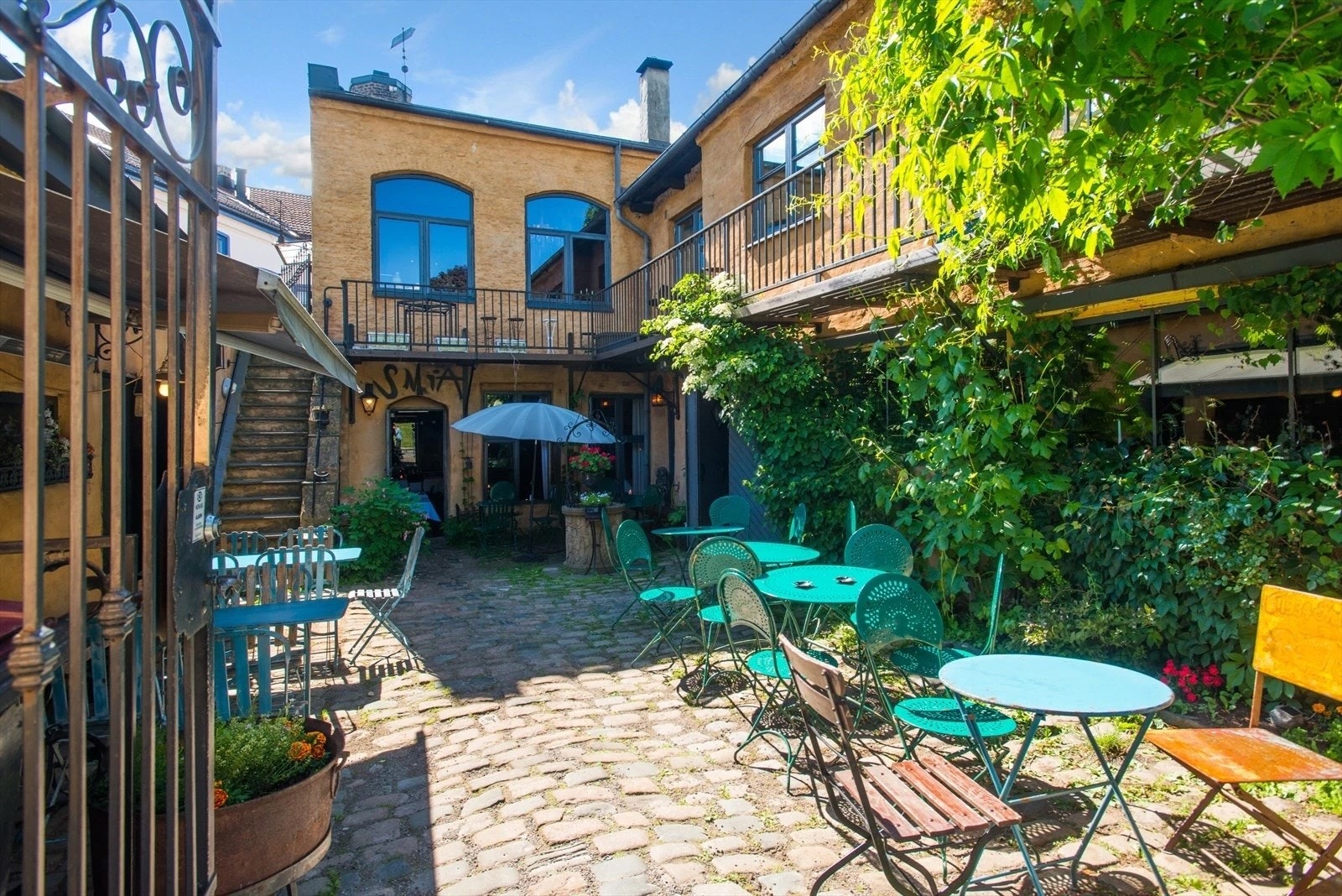 Smia Galleri i området er en lokal favorittrestaurant. Galleribilde