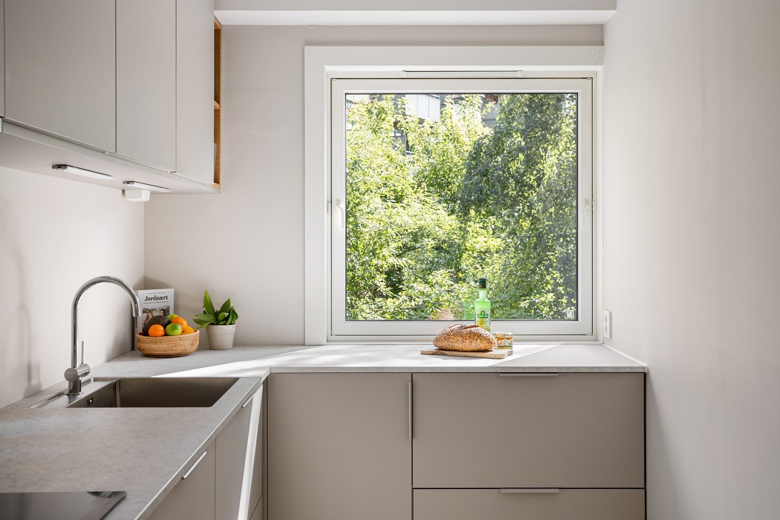 Her er det flott utsikt under matlagingen. Godt med både skap- og benkeplass. Galleribilde