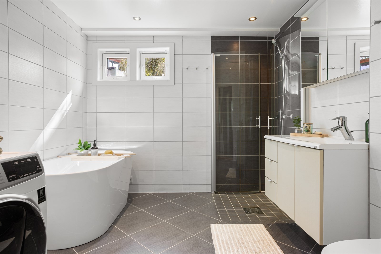 Badet er av god størrelse med plass til både dusj og badekar. Galleribilde