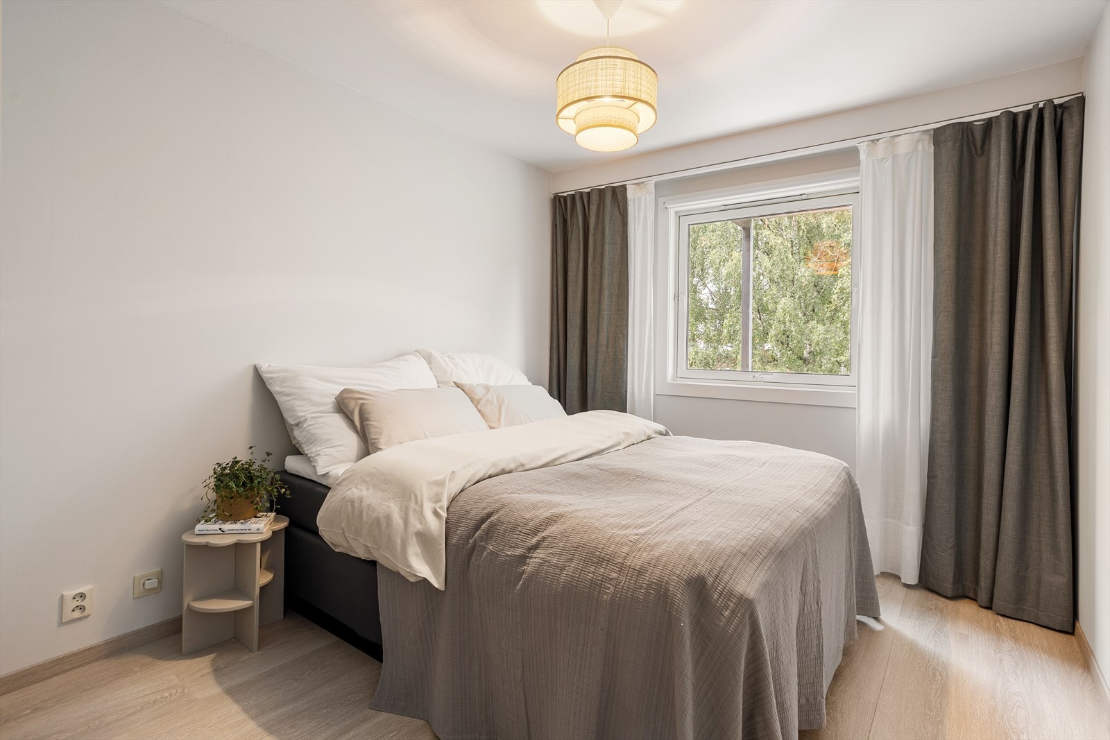 Romslig hovedsoverom med plass til både dobbeltseng og nattbord. Galleribilde