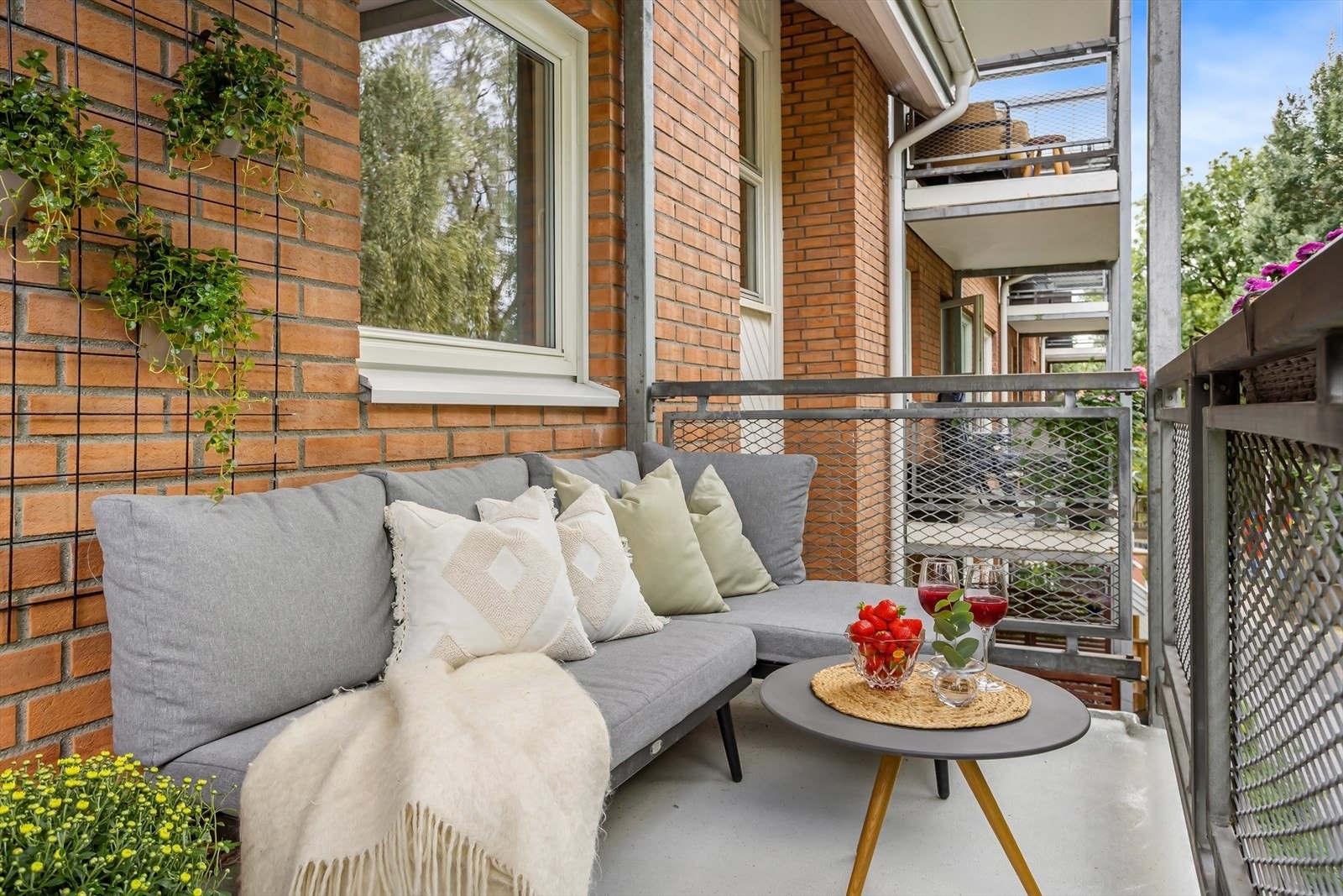 Utgang fra stue til en nordvestvendt balkong på 6 kvm. Galleribilde