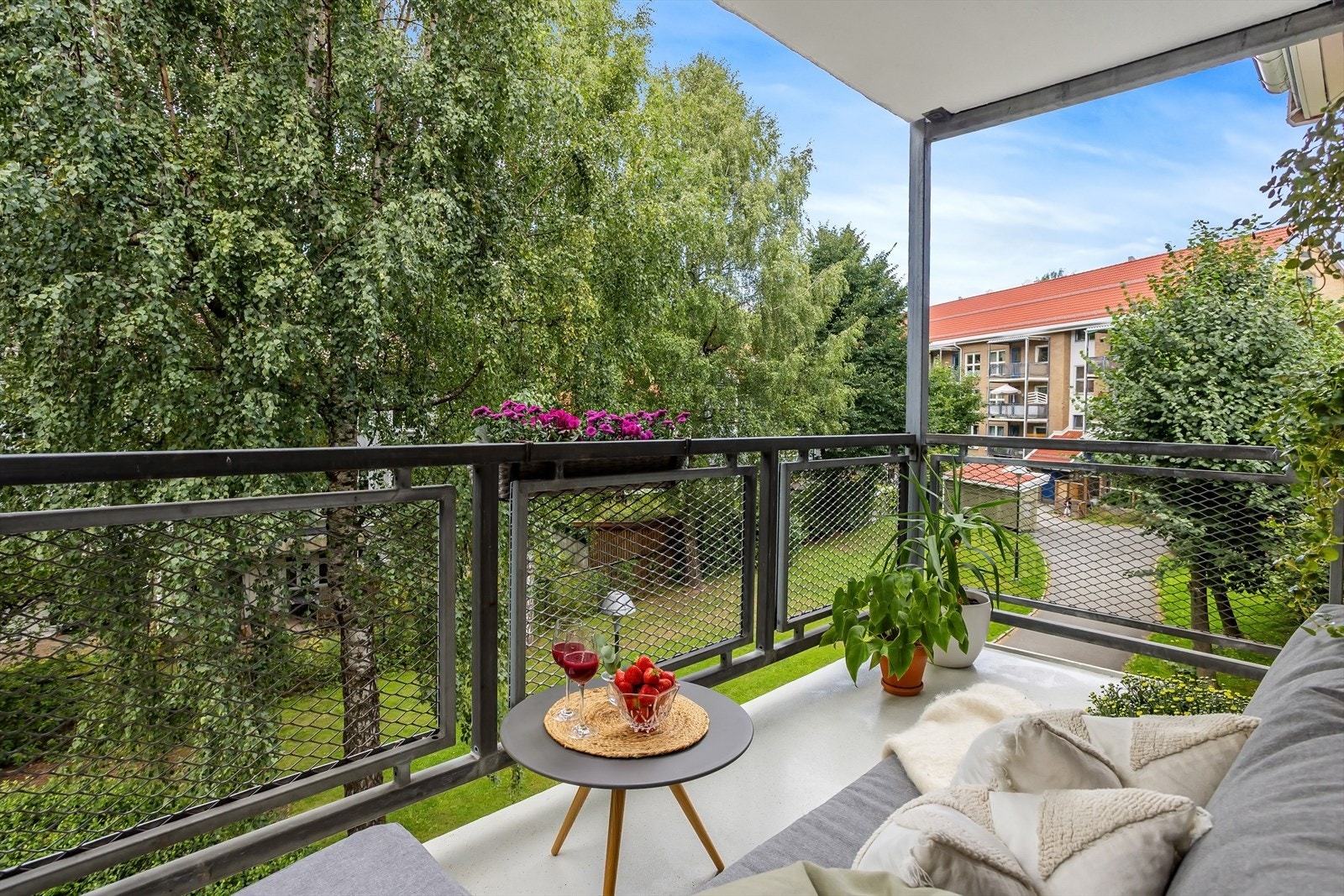 Her er det sol fra ca. 14:00 til tidlig kveld sommertid (lenger sol når det ikke er blad på trærne). Galleribilde