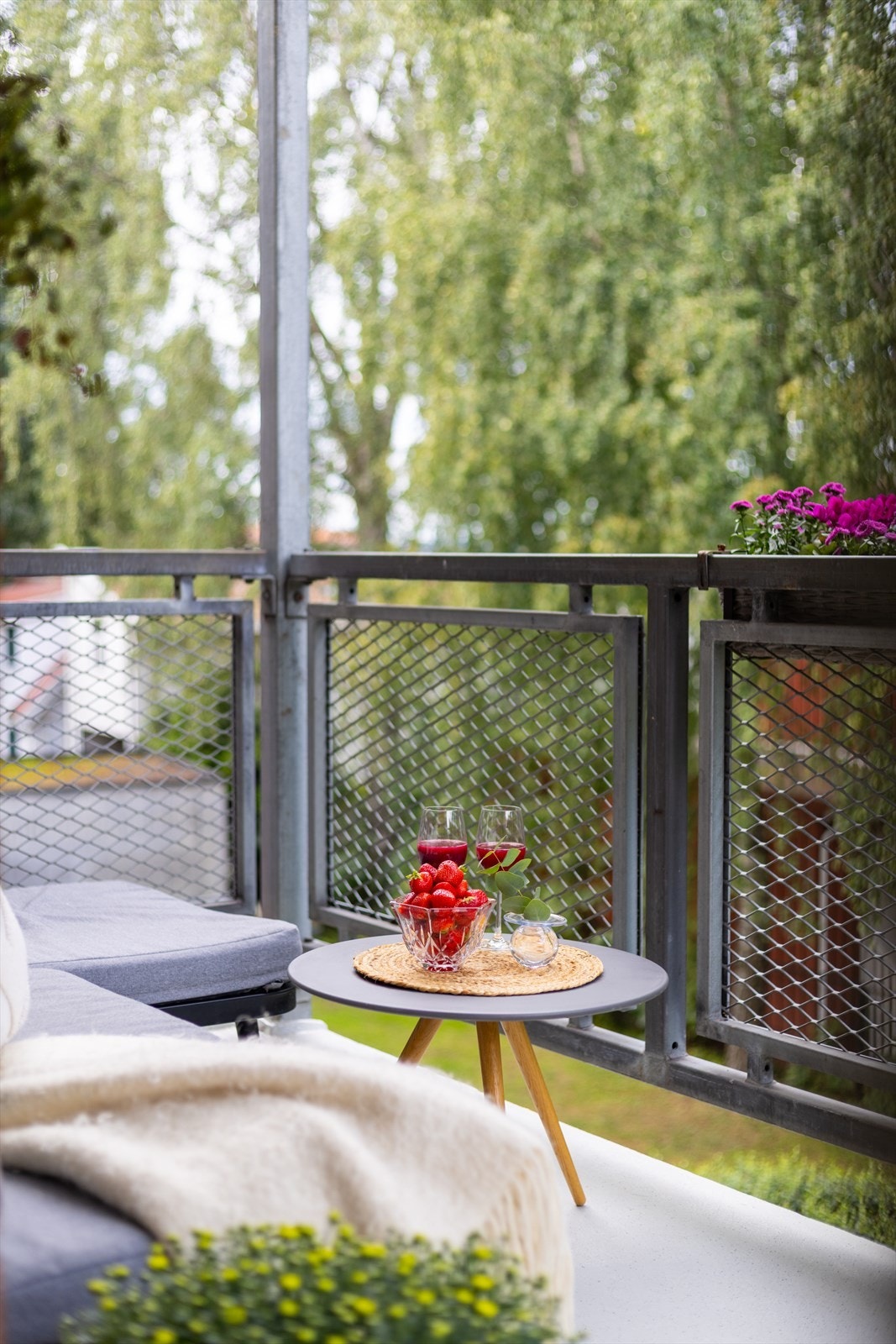 Balkongen vender mot bakgård. Her hører du fuglekvitter fra trærne. Galleribilde