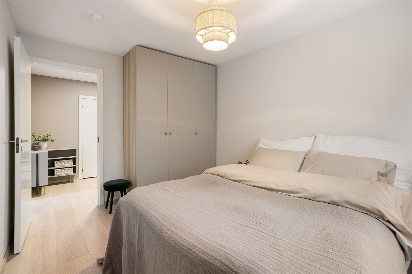 God plassering til garderobeskap. For ekstra lagring, medfølger en kjellerbod på hele 13 kvm. Galleribilde