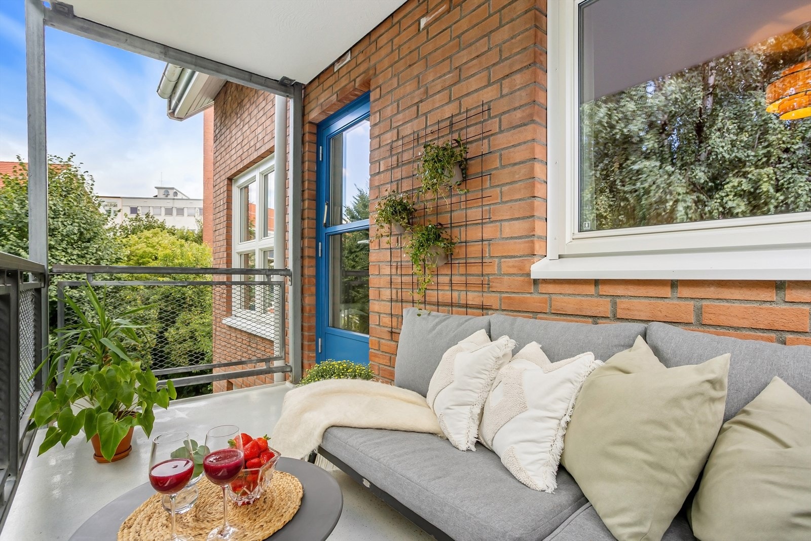 Balkongen er overbygget som er både praktisk og lunt. Plass til en sittegruppe og grill. Galleribilde