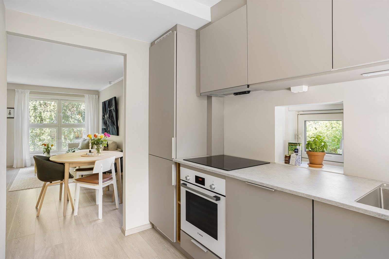 Integrerte hvitevarer. Videre er det er montert waterguard og komfyrvakt. Galleribilde