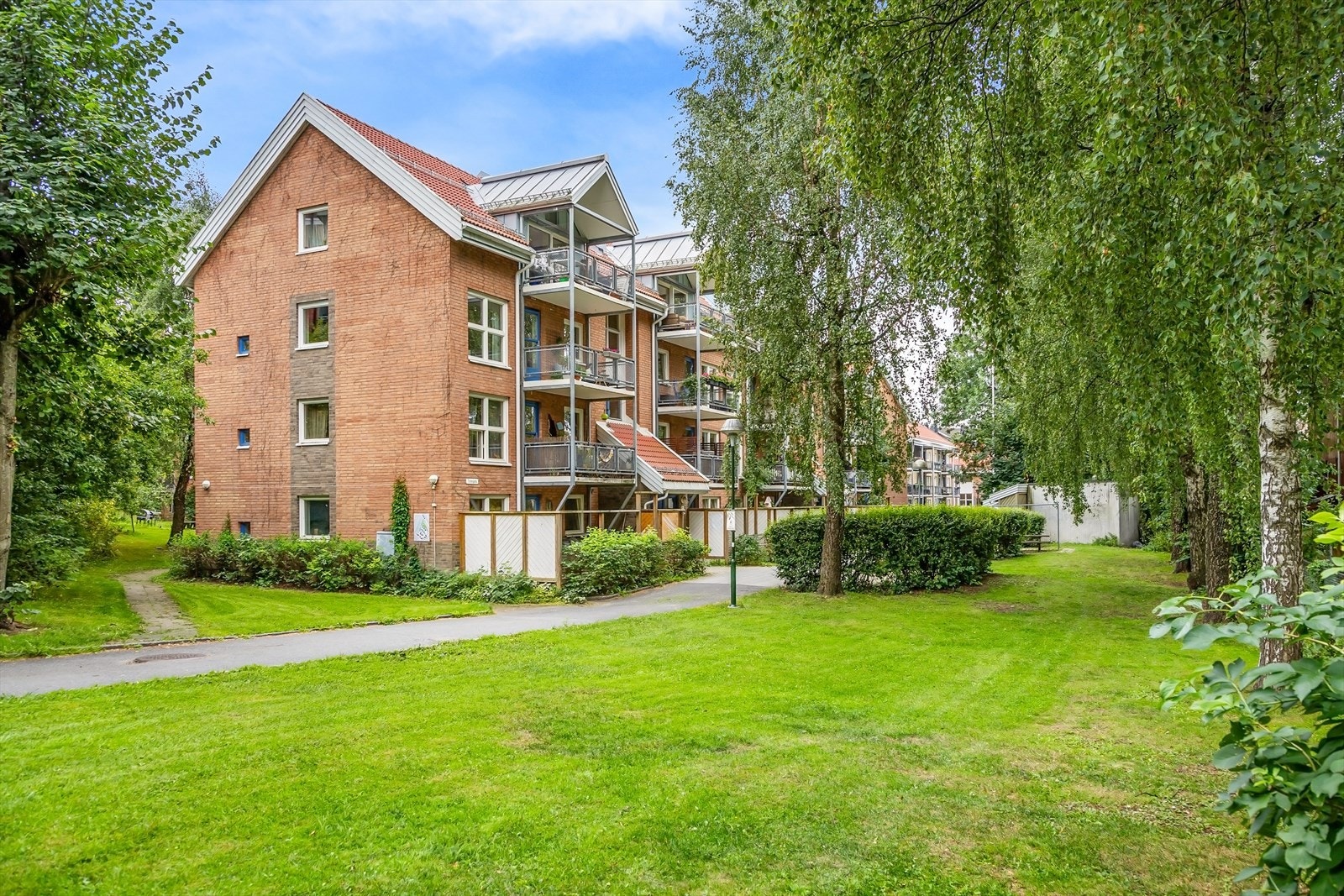 Borettslaget har en hyggelig felles bakgård, opparbeidet med lekeplass og hyggelige benker. Det er fortrinnsrett til Munik barnehage som ligger inne i borettslaget. Galleribilde