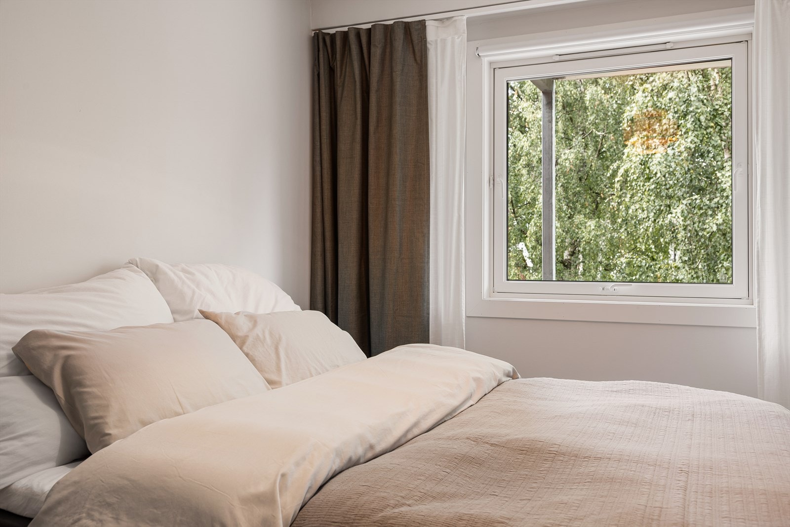 Begge soverommene vender mot borettslagets grøntområder. Galleribilde