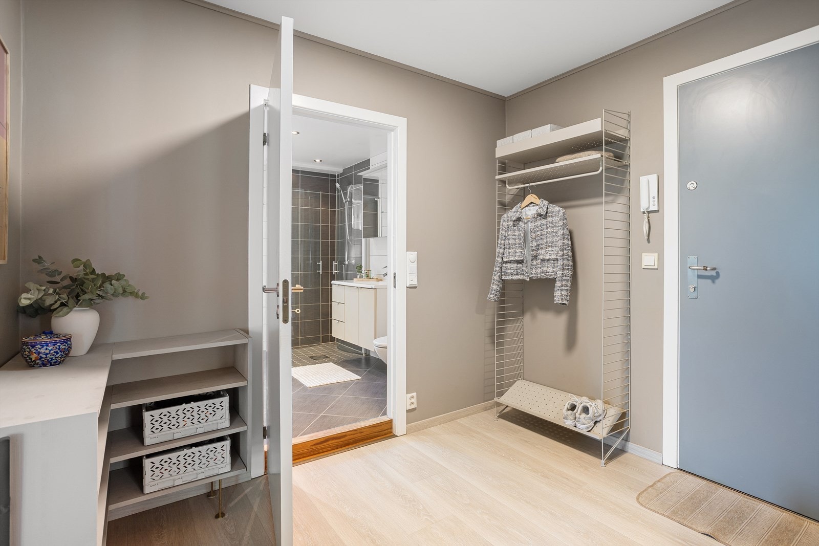 Lys entré sikrer et godt førsteinntrykk av boligen. Velkommen inn til en hyggelig visning! Galleribilde