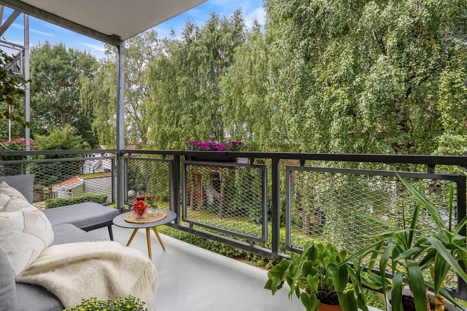 Boligen skiller seg ut med et sjeldent grønt utsyn fra alle vinduer i leiligheten. Her bor du svært idyllisk og tilbaketrukket, samtidig sentralt til byens fasiliteter. Galleribilde