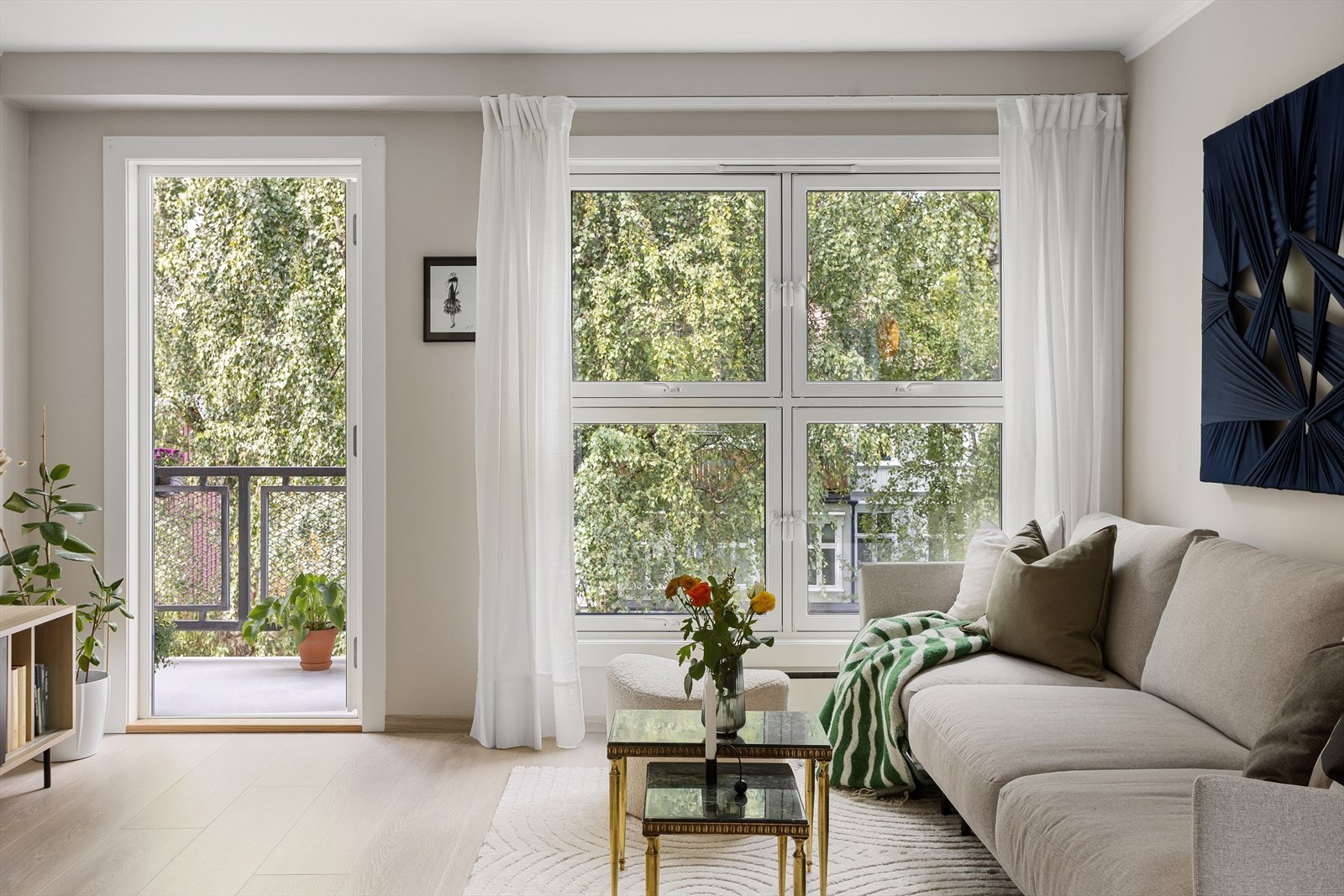 Store vinduer fra 2018 som gir rikelig med naturlig lys fra flere sider i boligen. Galleribilde