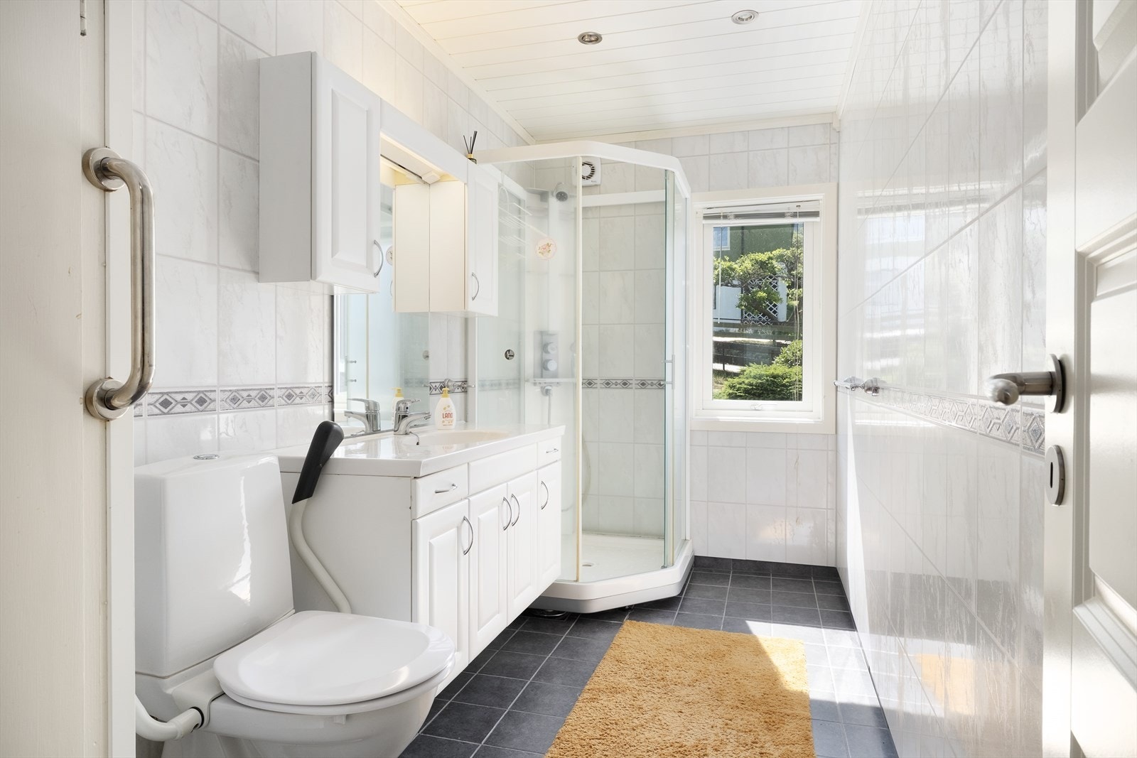 - Badet er utsryt med toalett, dusjkabinett, innreiing med nedfelt servant - Galleribilde