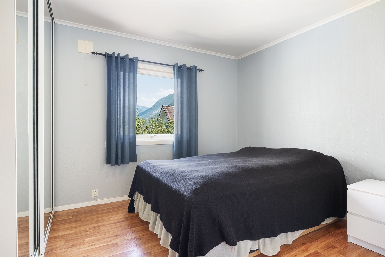 - Soverom med god plass til dobbelseng, nattbord og garderobe - Galleribilde