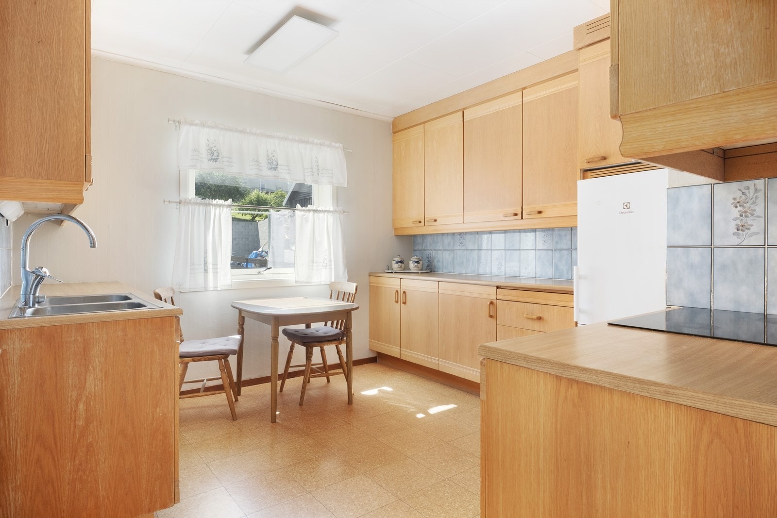 - Kjøkkenet har rikeleg med skap og benkplass - Galleribilde