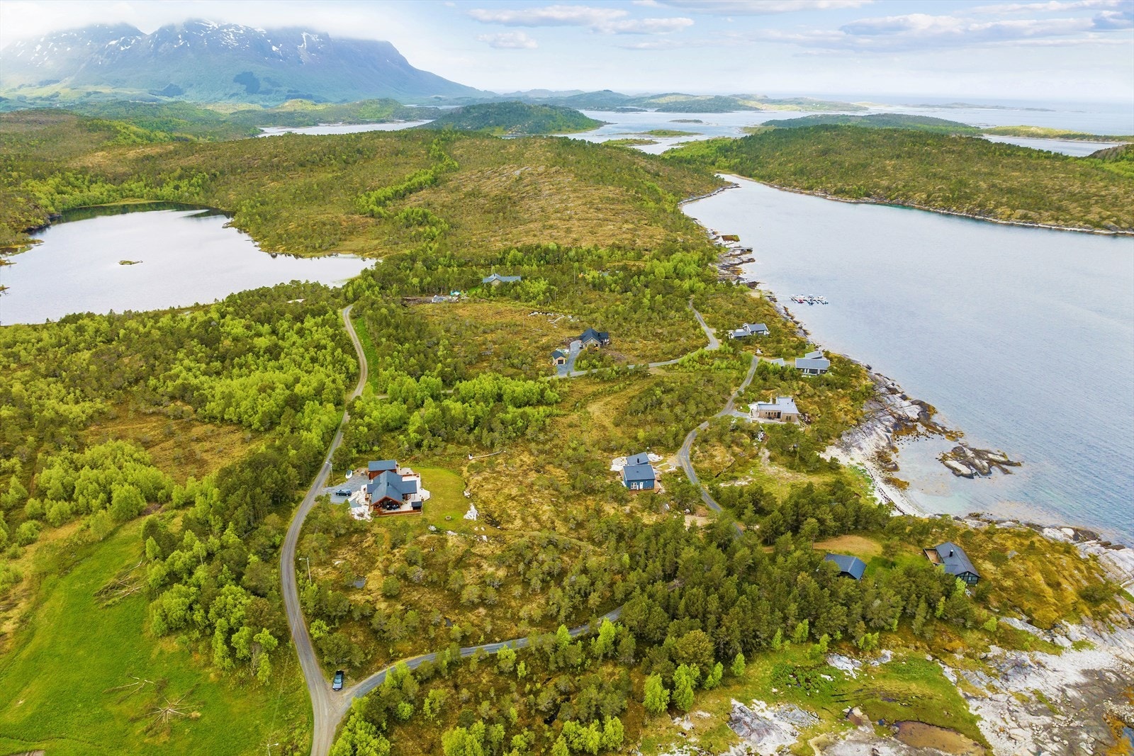Jektvika Hyttefelt har en fantastisk beliggenhet ved sjøen, som gir deg direkte tilgang til vakre strender og kystlinje. Her kan du nyte lange dager med bading, soling og avslapning ved vannet. Galleribilde