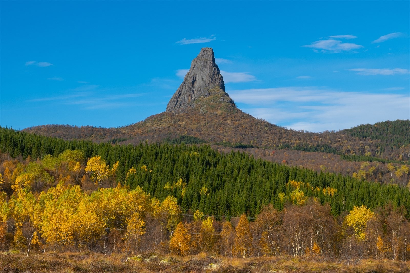 Hamarøya byr på nærhet til naturen, med flotte turmuligheter og rekreasjonsområder hvor enn du drar. Galleribilde