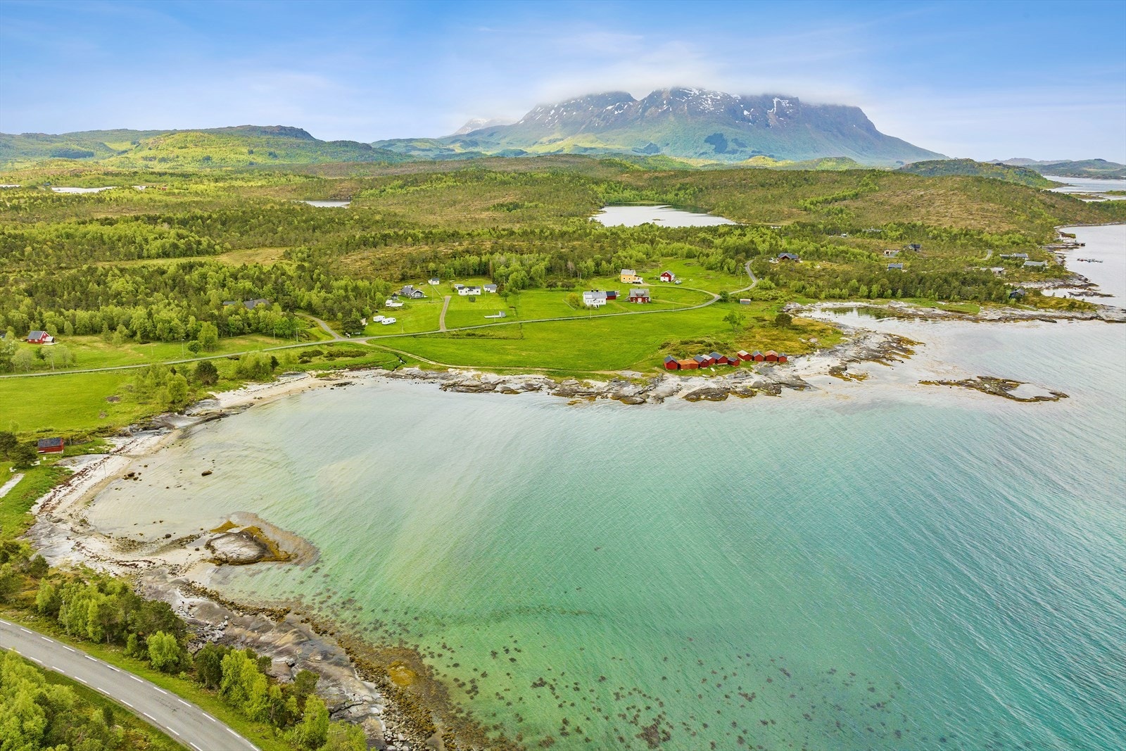 Brennvika er også et historisk sted. Sirka midt mellom bebyggelsen i bildet, samt i hyttefeltet, er det gjort bosetningsspor så langt tilbake som jernalderen. Galleribilde