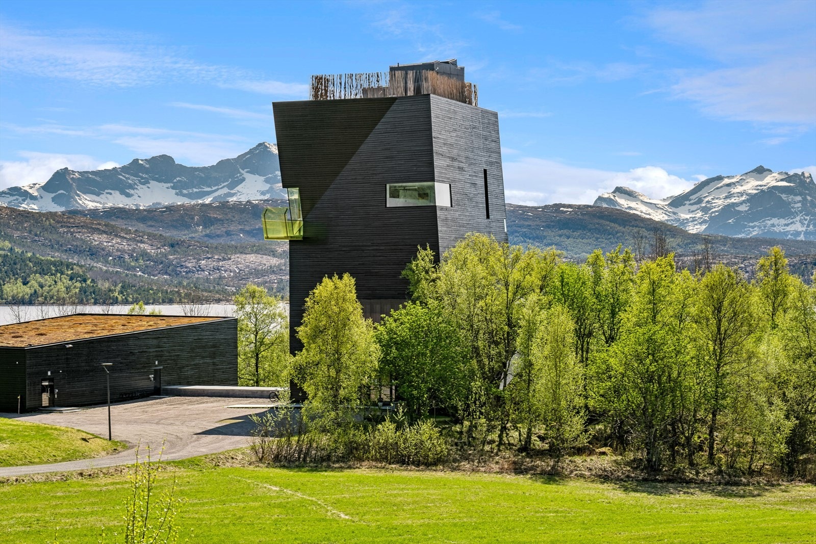Hamsunsenteret ligger på Presteid ved Oppeid, og er det nasjonale senteret for den anerkjente forfatteren Knut Hamsun. Galleribilde