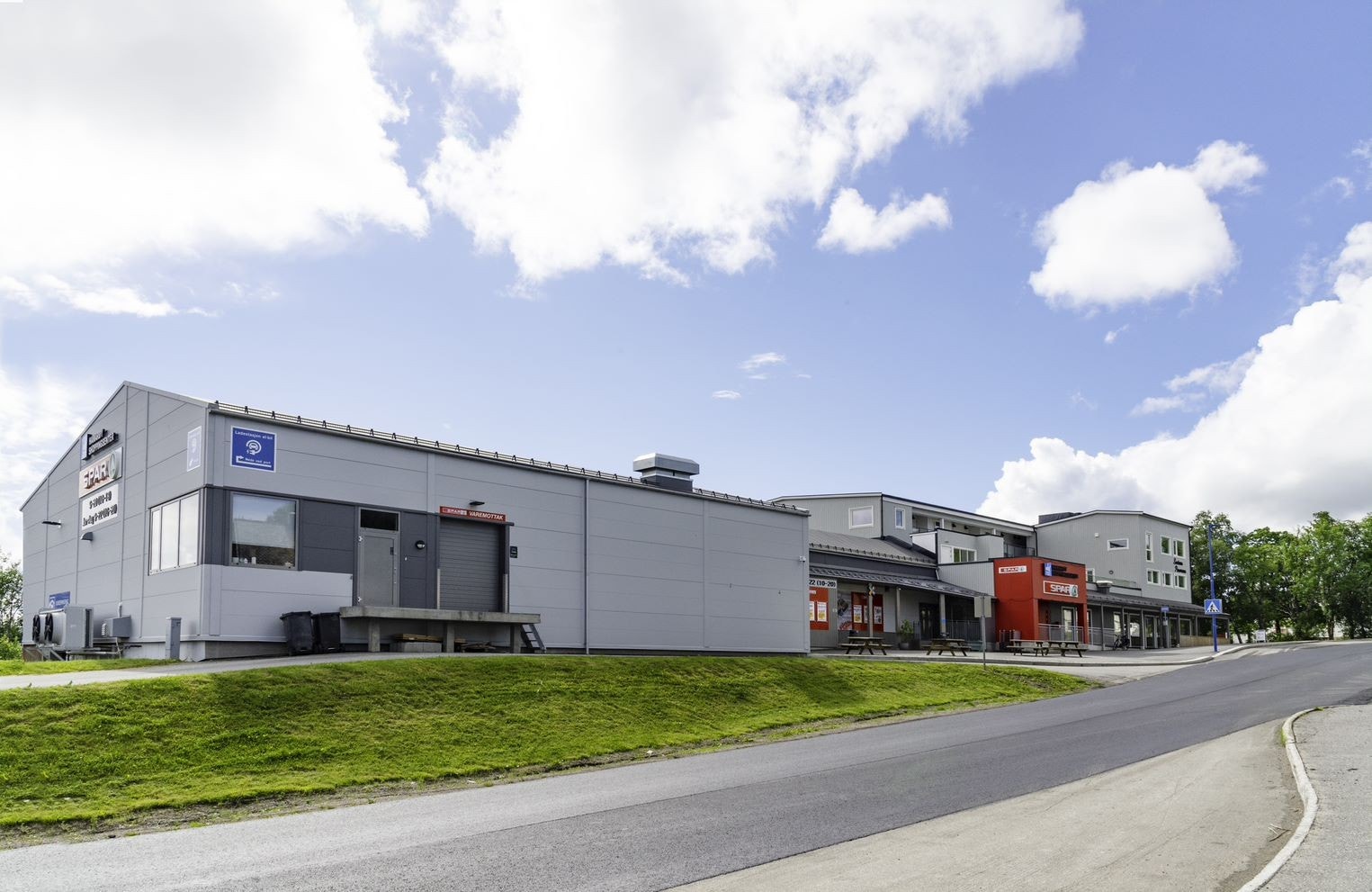 Hamarøy Shoppingssenter ligger på Oppeid og gjør logistikken på vei til hytta/hyttefeltet enkelt. Galleribilde