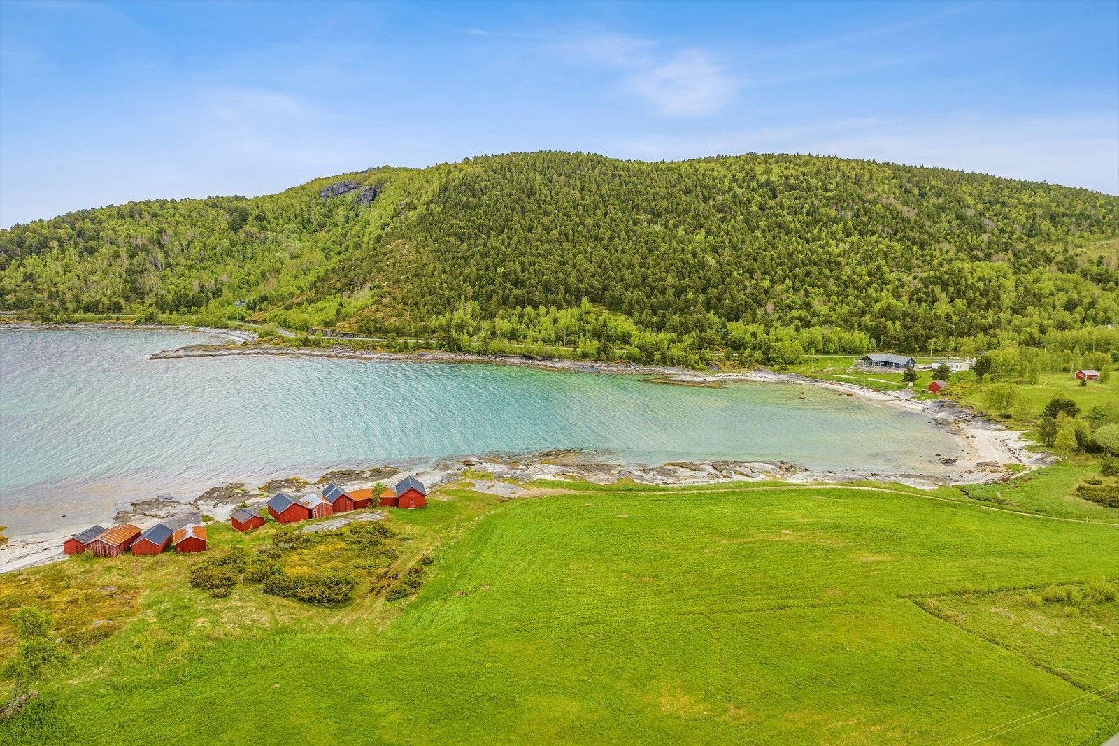 Eier opplyser at det er solgt 5 naustretter i naustområdet, samt at det er et eldre naust på eiendommen. Galleribilde