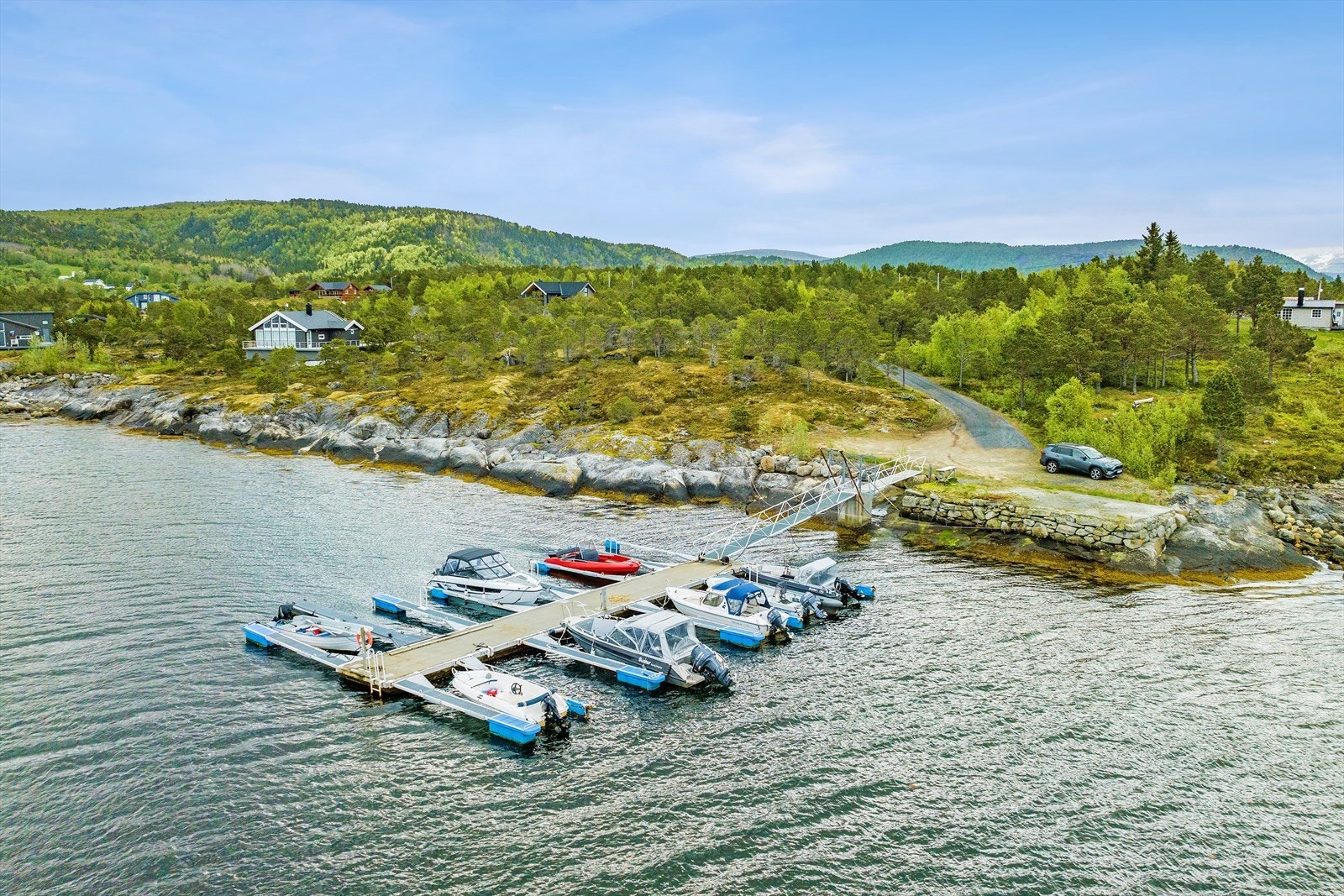 Eiendommen ligger ved havet og er opparbeidet med biloppstillingsplasser på land, og med småbåtanlegg utenfor. Anlegget ble etablert i 2009 og det er 14 båtplasser med mulighet for utvidelse til 20 plasser. Galleribilde
