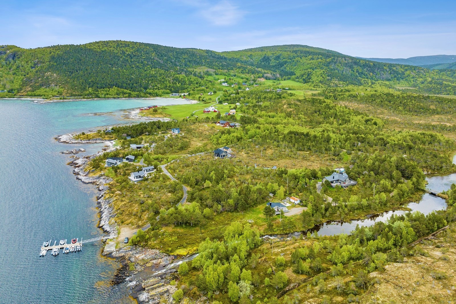 Det er bygd 8 hytter innenfor det regulerte området. Det er 3 utskilte ubebygde gjenstående tomter i feltet som skal selges sammen med hovedeiendommen. Galleribilde
