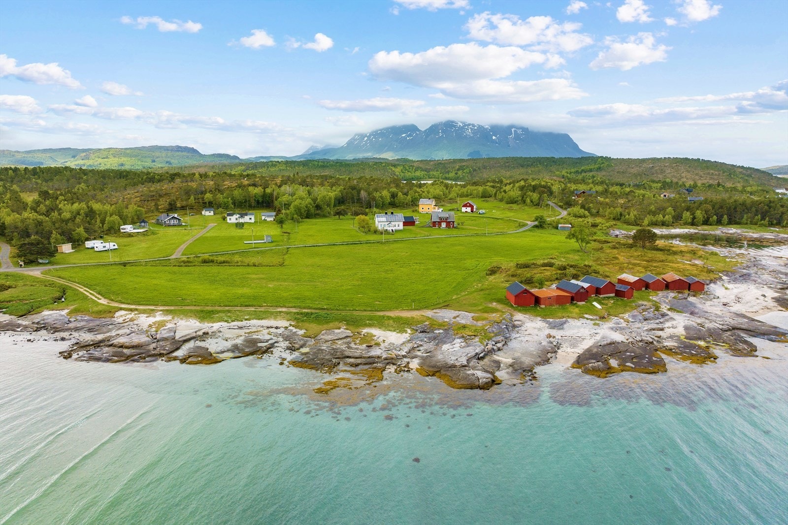 Del av eiendommen er regulert til naustområde og det er i følge reguleringsbestemmelsene tillatt og oppføre intil 16 naust i østre del av feltet. Galleribilde