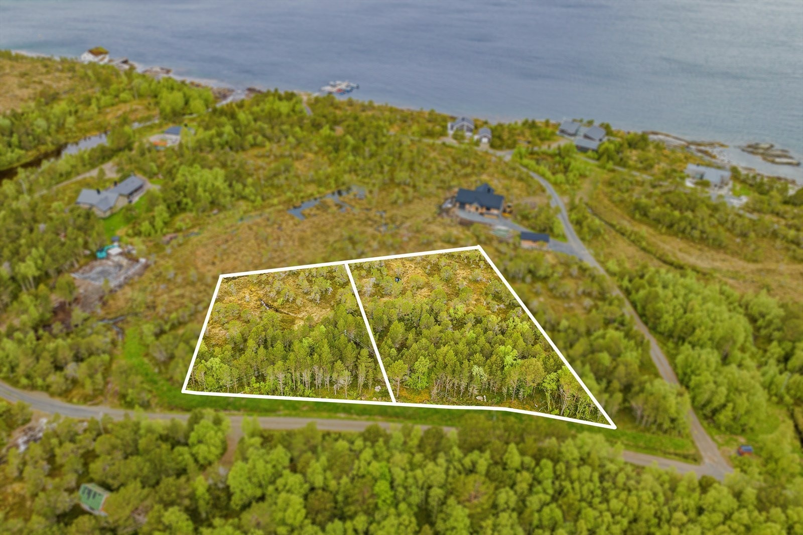 Tomt med merke "T9" og "T10" er på hhv. 1.698 og 2 270 m² og følger handelen. Galleribilde