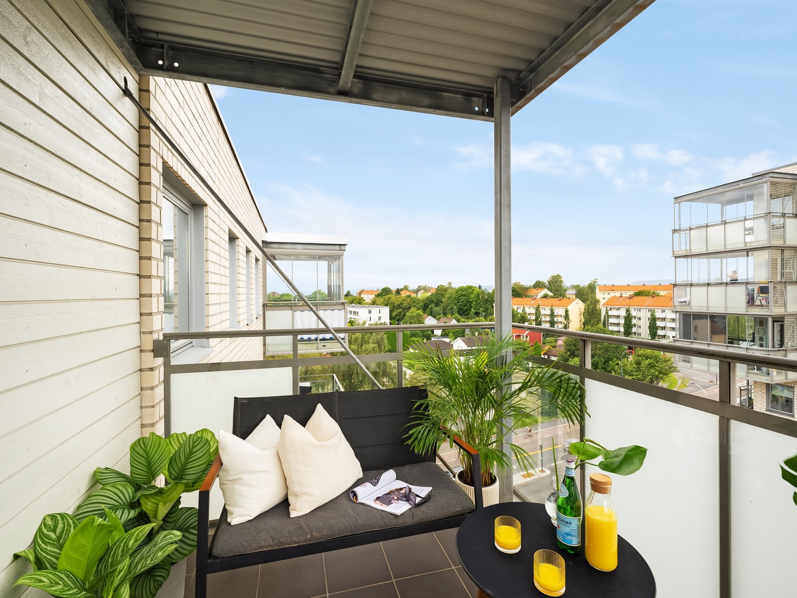 Fra stuen er det utgang til en flott balkong på ca. 6 kvm med plass for sittegruppe og grill. Galleribilde