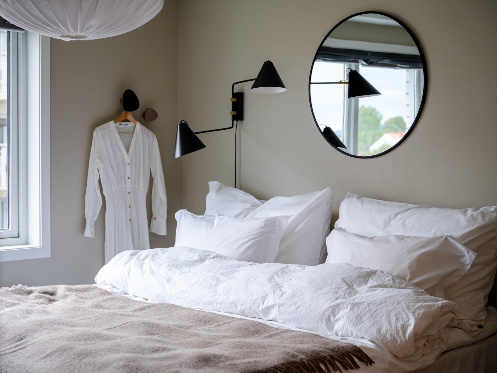 På hovedsoverommet har du plass til dobbbeltseng, nattbord og garderobeskap. Galleribilde