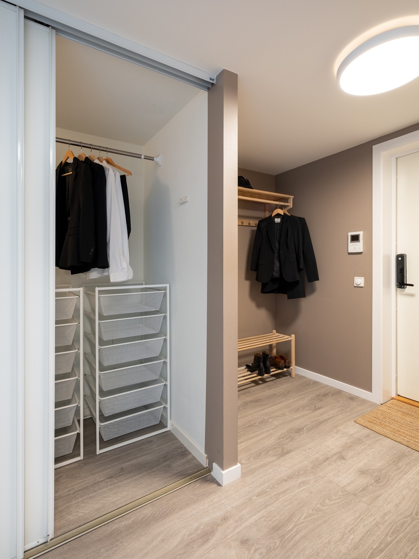 Det er heisadkomst fra bakkeplan og opp til etasjeplan. Galleribilde