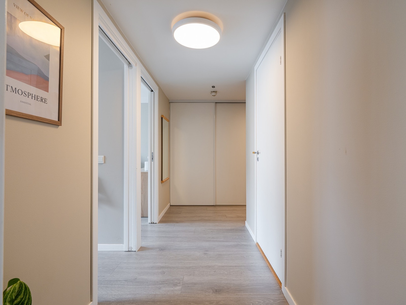 Her blir du møtt av en romslig entré som gir et godt førsteinntrykk av boligen. Galleribilde