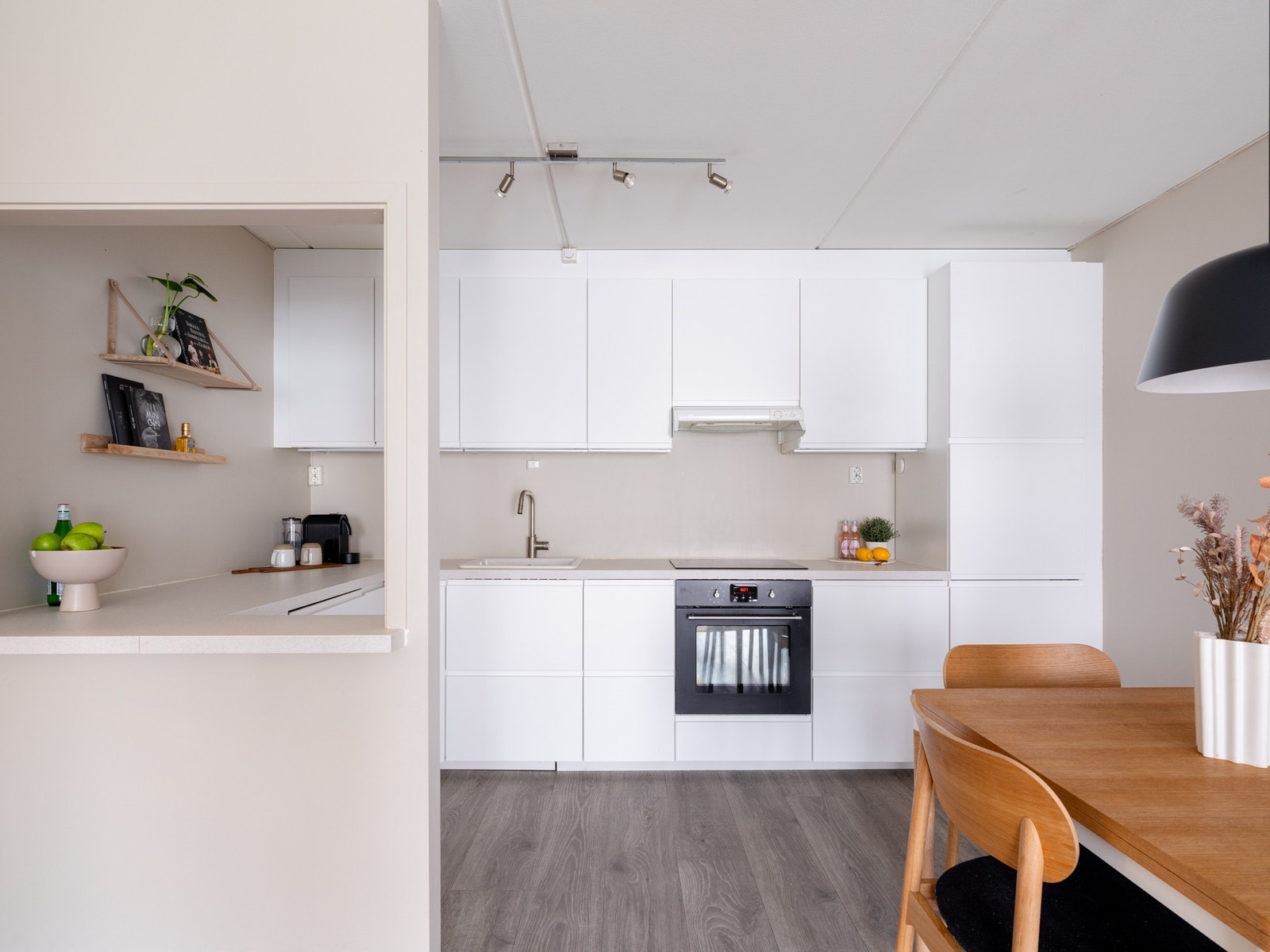 Oppgraderinger utført i 2020: Montert ny benkeplate, montert ny servant og ny kjøkkenarmatur. Galleribilde