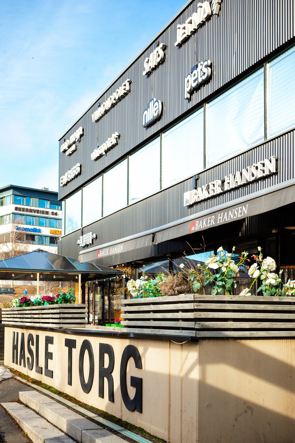 På Hasle Torg finner du alt fra matbutikken Coop Mega, Vinmonopolet, apotek, blomsterbutikk, SATS og diverse butikker. Galleribilde