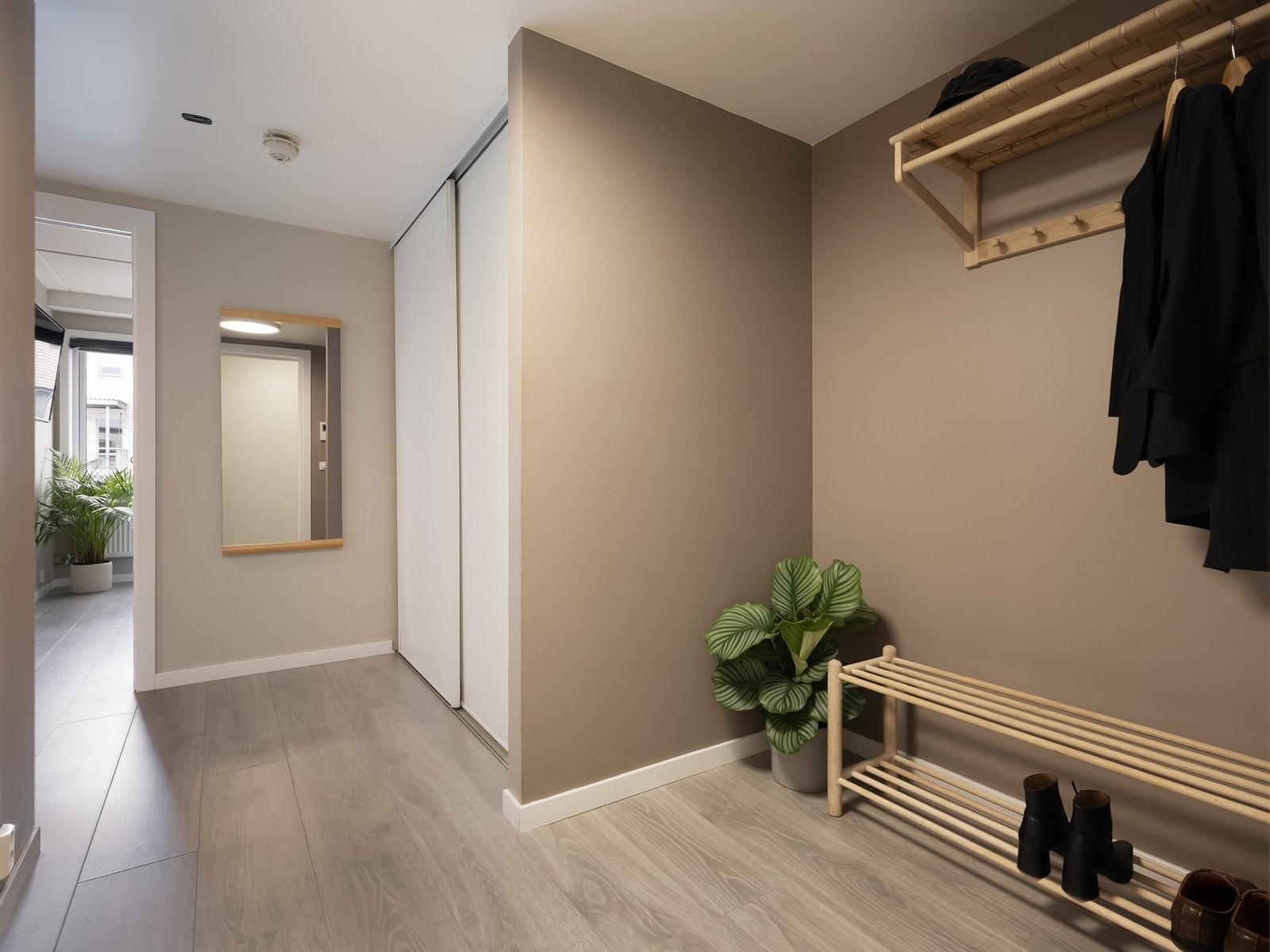 I tilknytning til entreen er det en praktisk garderobeløsning med gode lagringsmuligheter til yttertøy, sko og annet ønskelig. Galleribilde