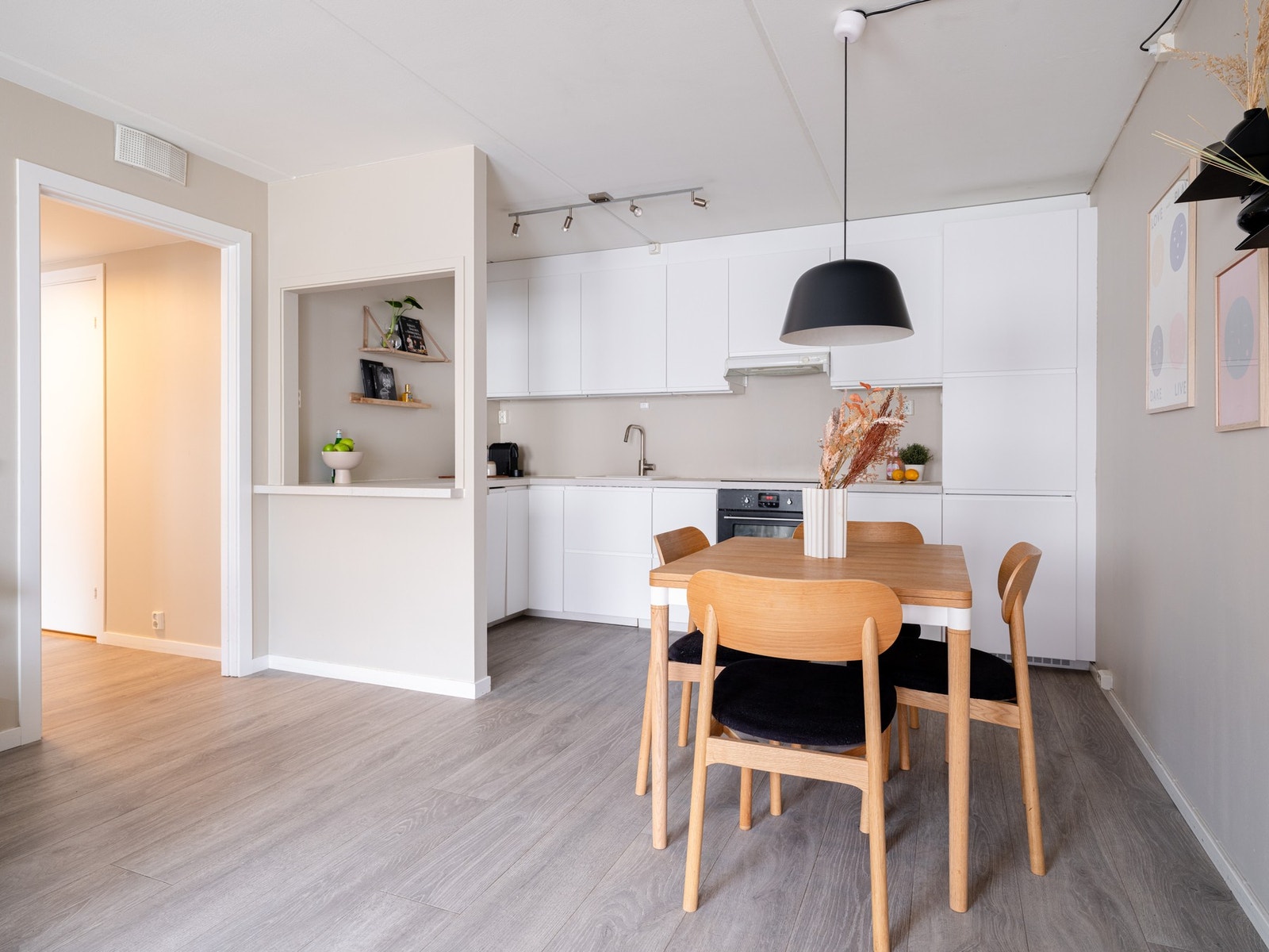 Pent IKEA-kjøkken fra 2015 med glatte fronter, laminat benkeplate og med nedfelt oppvaskkum med ett-greps kjøkkenarmatur. Galleribilde