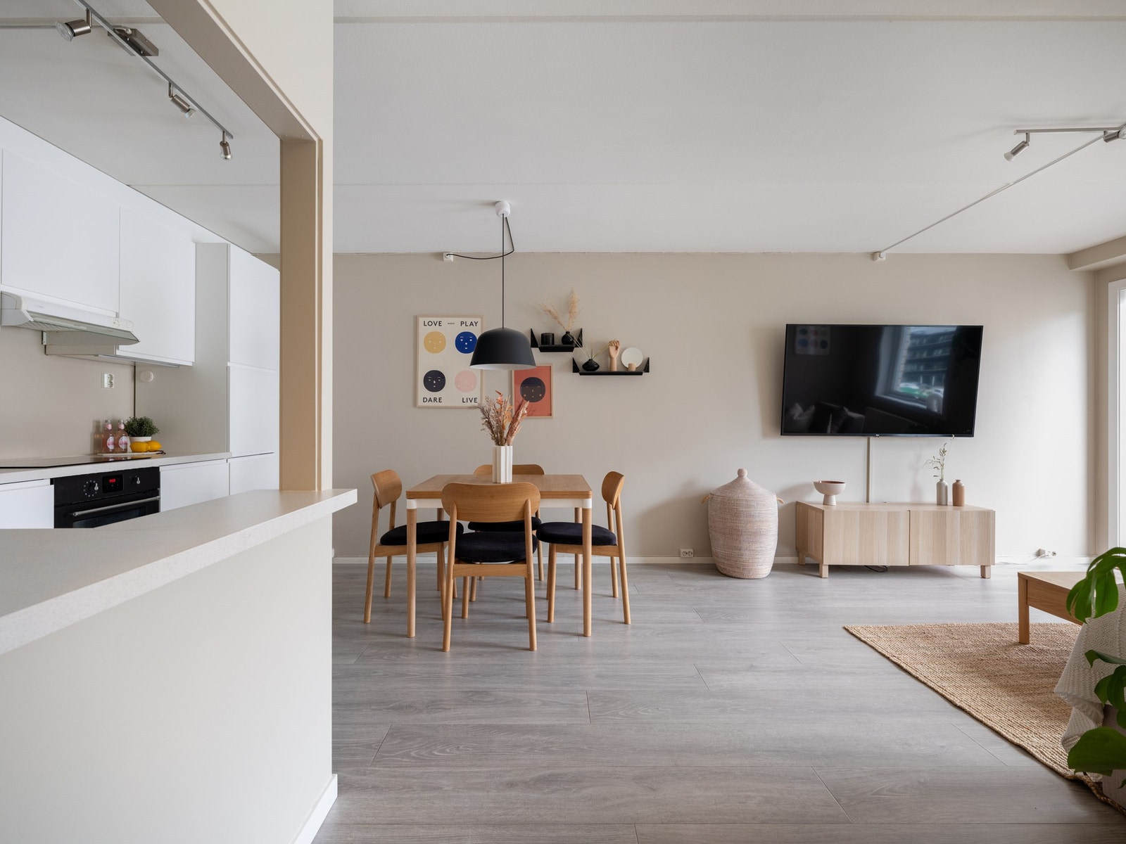 Stuen har gode innredningsmuligheter, hvor det er god plass til både sofagruppe med tilhørende møblement samt spisebord. Galleribilde