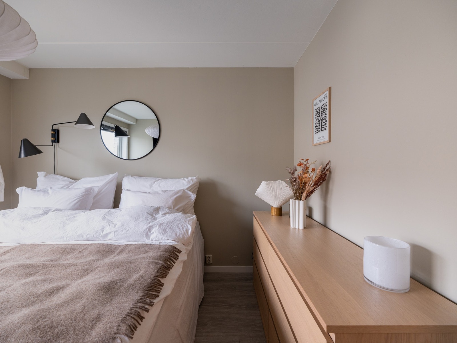 Rommet er malt i en behagelig og moderne farge. Galleribilde