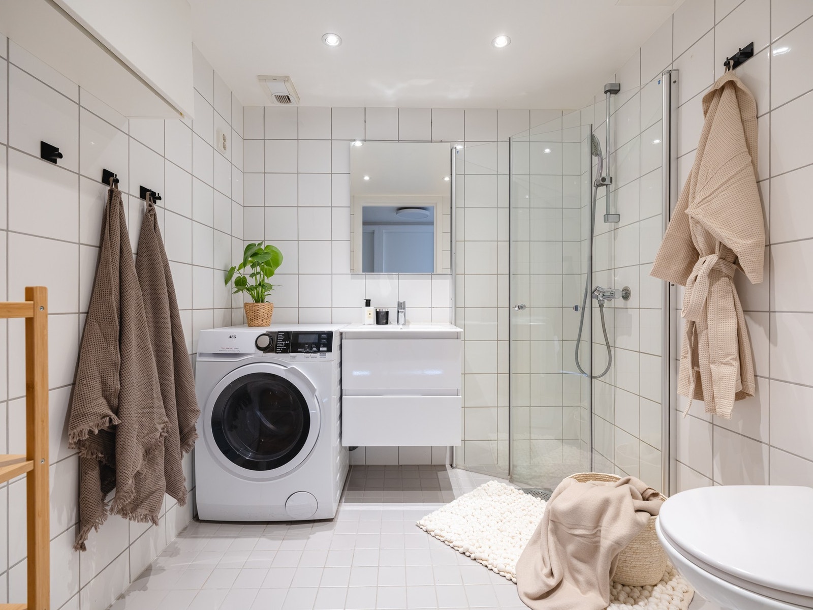 Stort, flislagt bad med varme i gulv og downlights i himling. Galleribilde