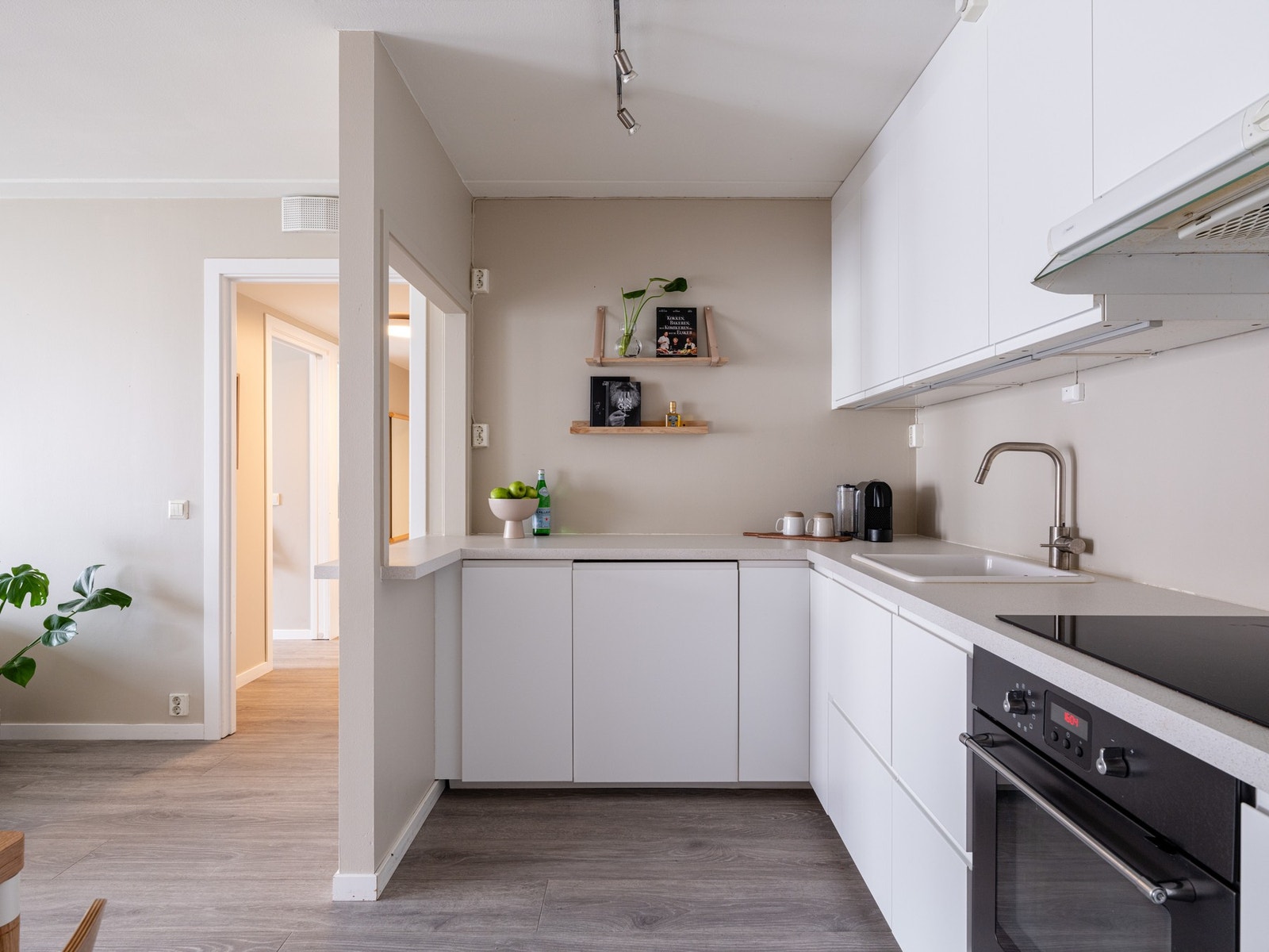 På kjøkkenet er det integrerte hvitevarer som stekeovn, platetopp, vaskemaskin og kjøleskap med fryser, disse medfølger naturligvis ved salg. Galleribilde