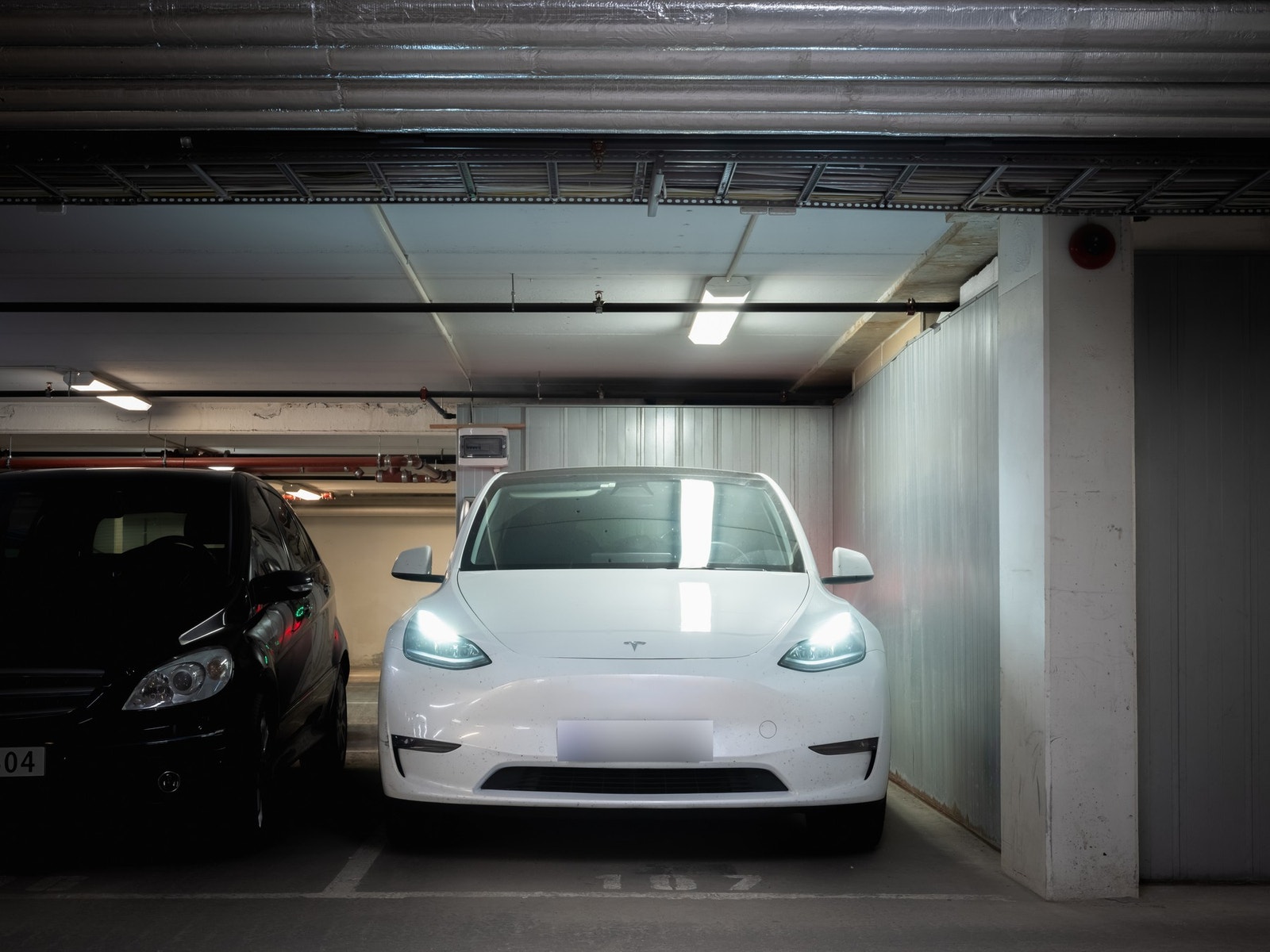 Leiligheten har tilhørende 1 biloppstillingsplass med ladeboks i felles garasjeanlegg. Galleribilde