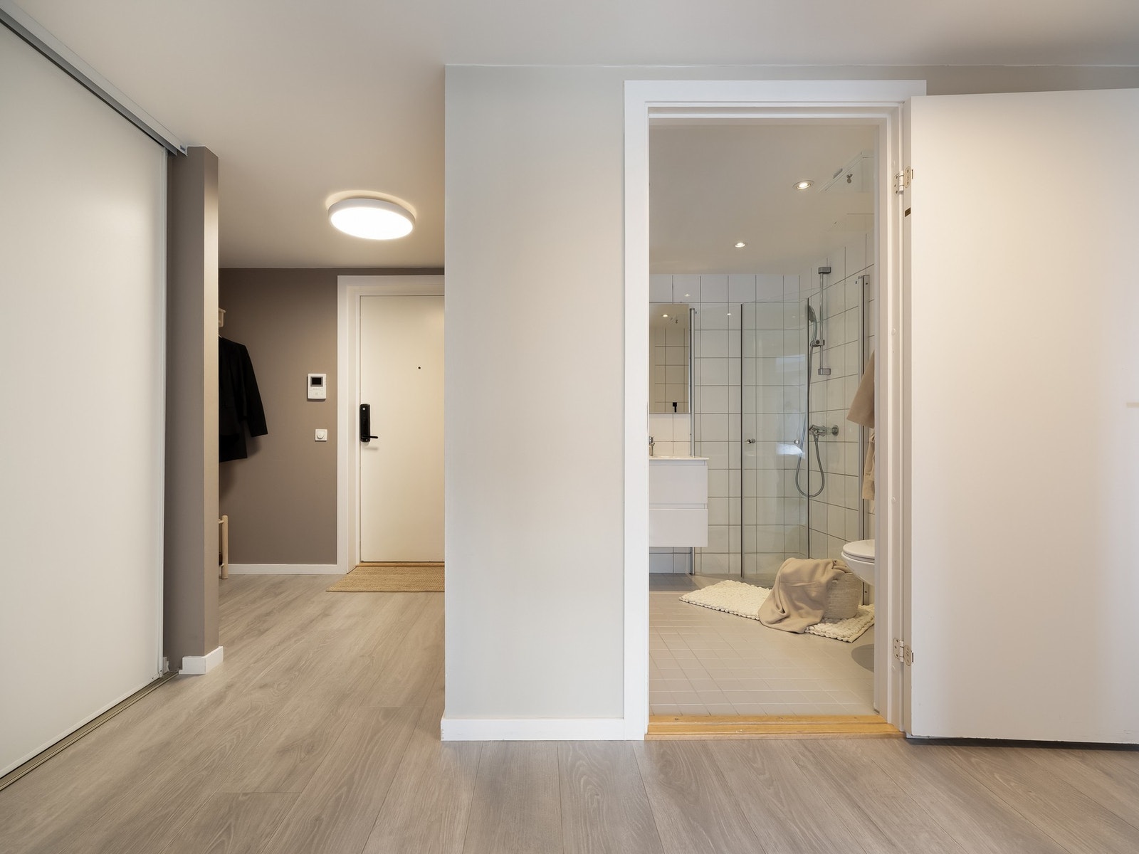 Entréen er leilighetens knytepunkt. Galleribilde